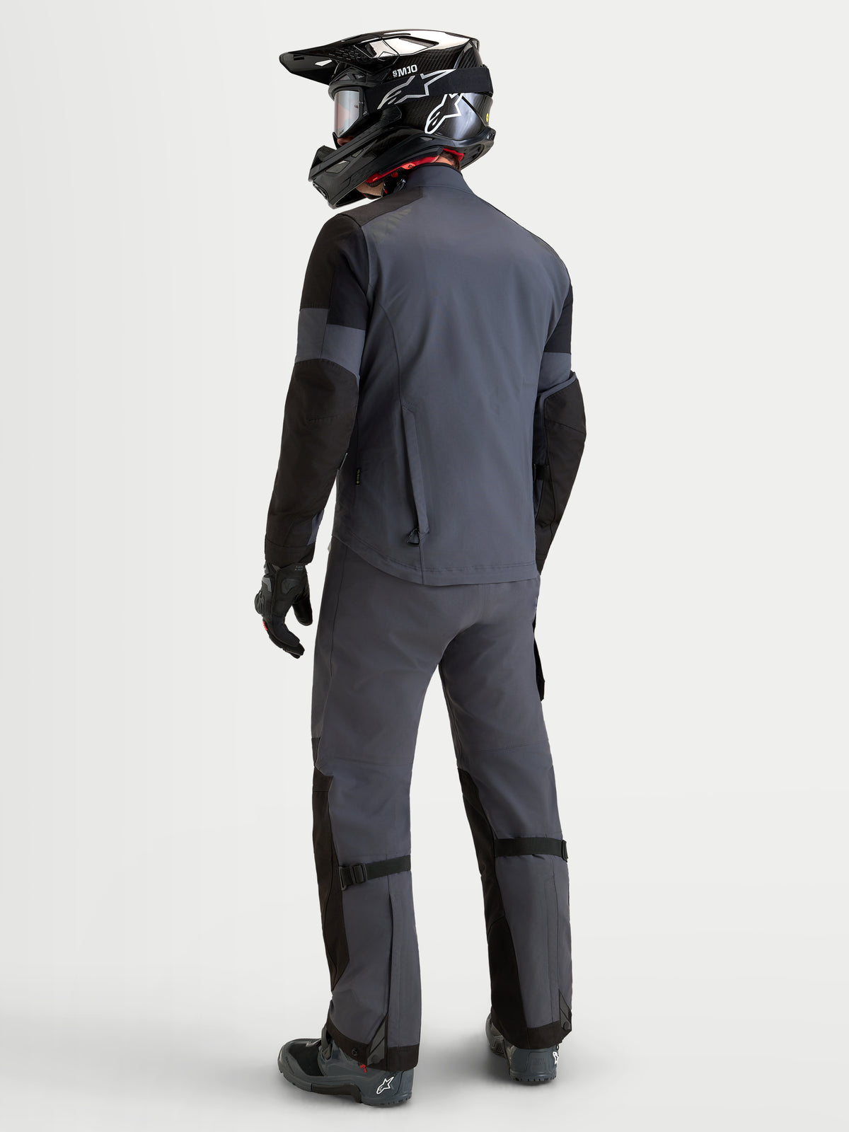 Alpinestars Arenis Gore-Tex jas, heren adventure motorjas in zwart en donkergrijs, achteraanzicht met waterdichte textielconstructie, geïntegreerde bescherming en pasvorm op model