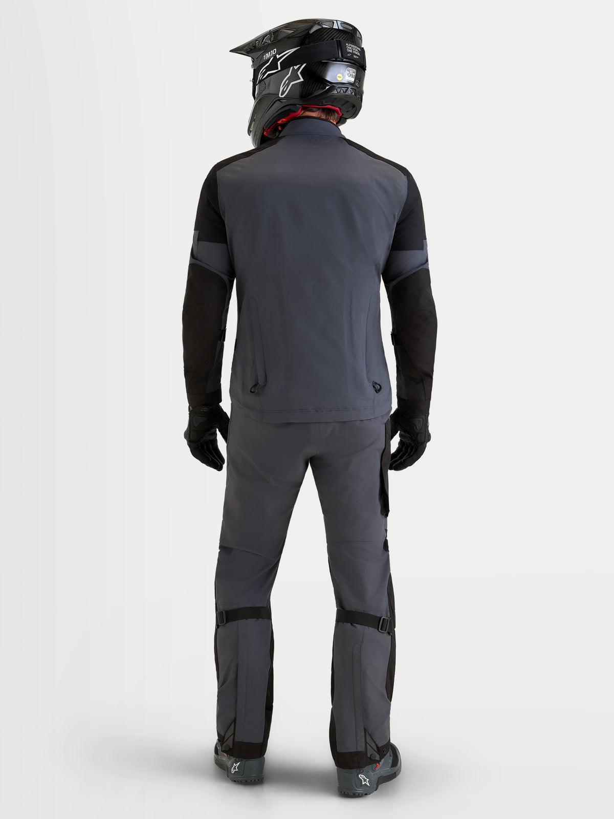 Alpinestars Arenis Gore-Tex jas, heren adventure touring motorjas in zwart en donkergrijs, achteraanzicht met waterdichte textielconstructie, geïntegreerde ventilatieopeningen en bijpassende avontuurlijke motorbroek
