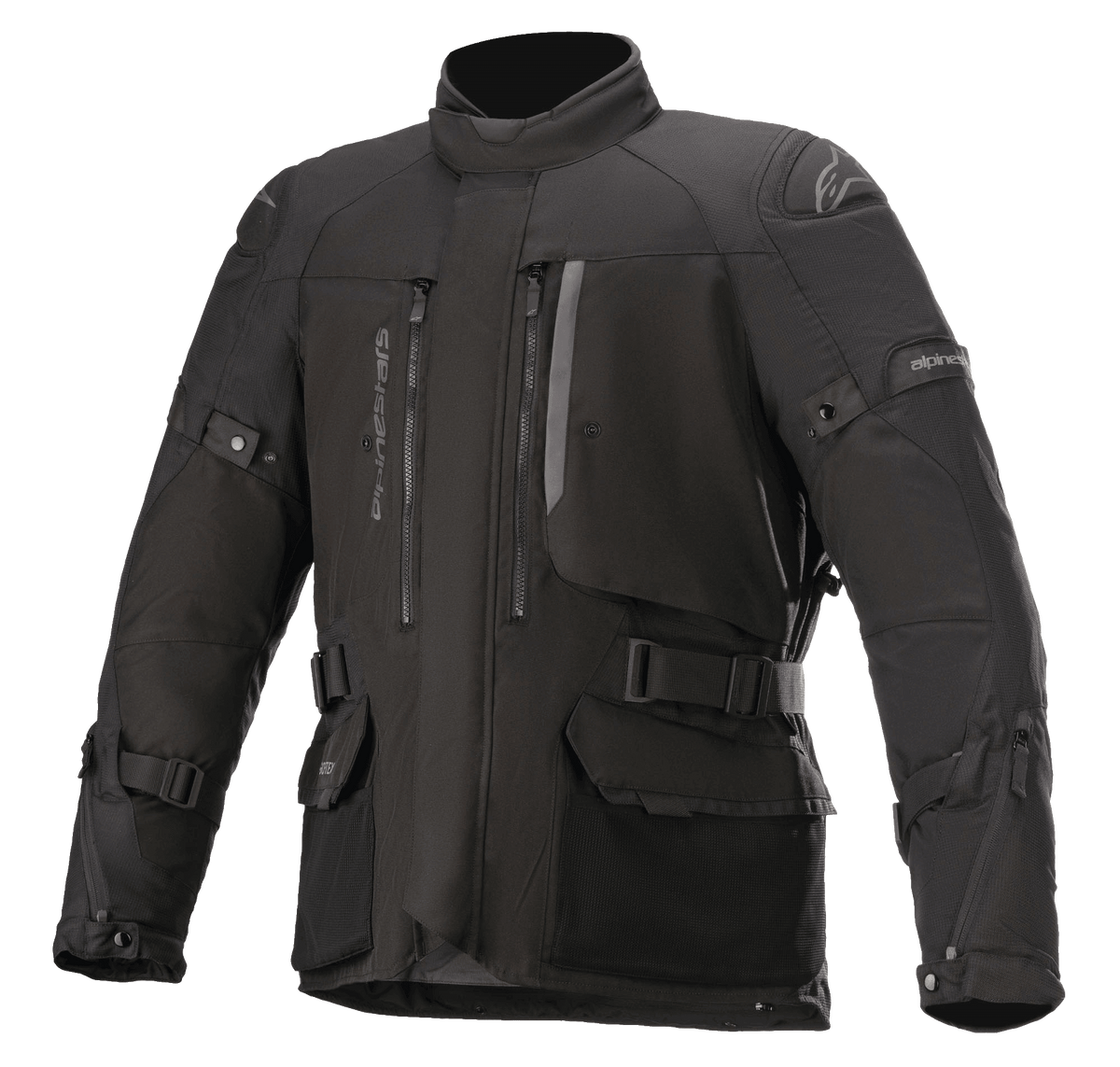 Alpinestars Ketchum GORE-TEX jas, zwarte touring motorjas, met een hoge kraag, meerdere ventilatieopeningen met rits en grote cargozakken, verstelbare banden op de mouwen en taille, versterkte schouderpanelen en een duurzame textielconstructie voor adventure rijden