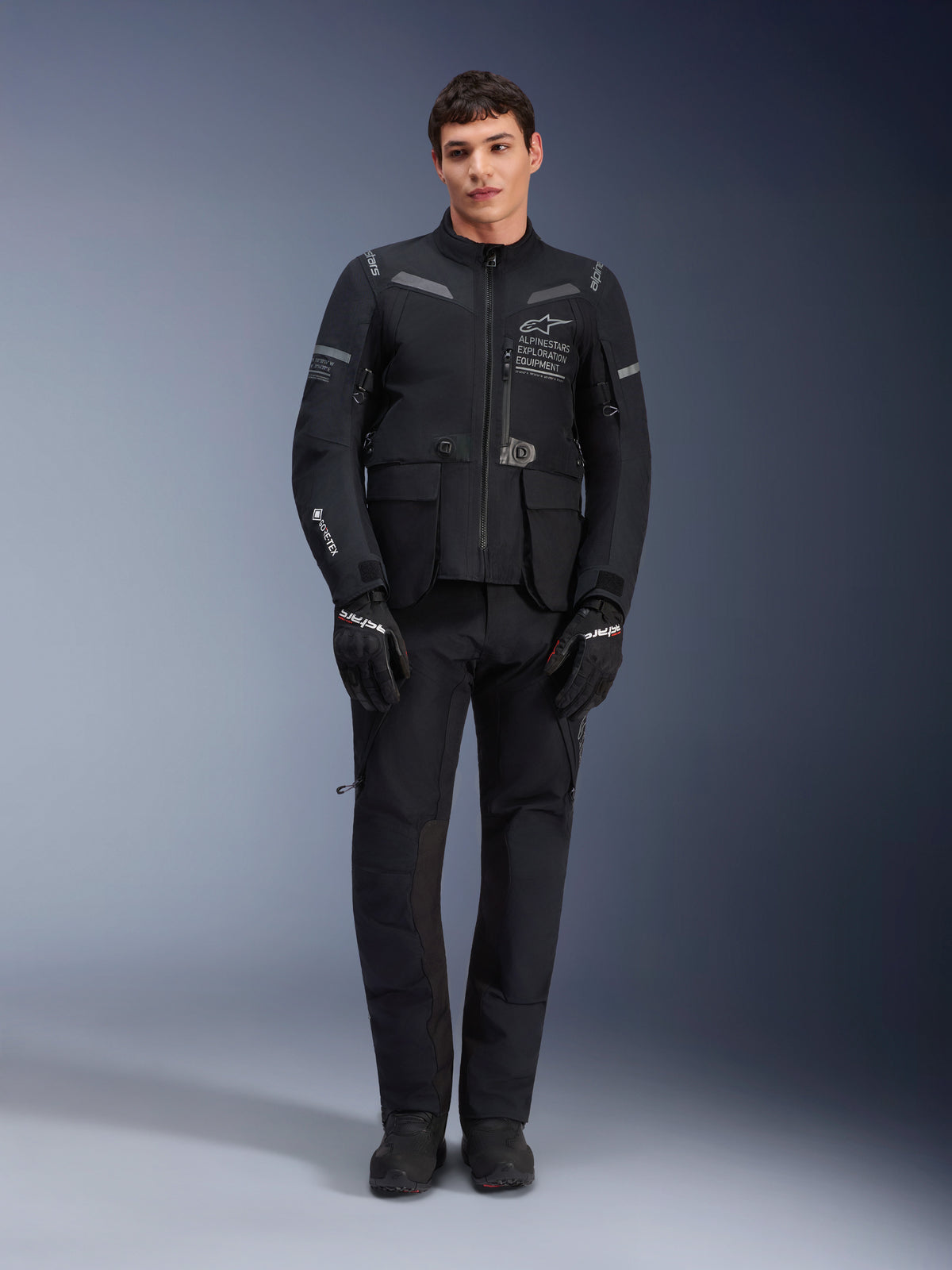 Alpinestars ST-7 2L GORE-TEX broek, zwarte motortouring broek, waterdicht en ademend, volledig zicht op het lichaam gedragen met bijpassende jas, hoogwaardige technische constructie voor adventure rijden