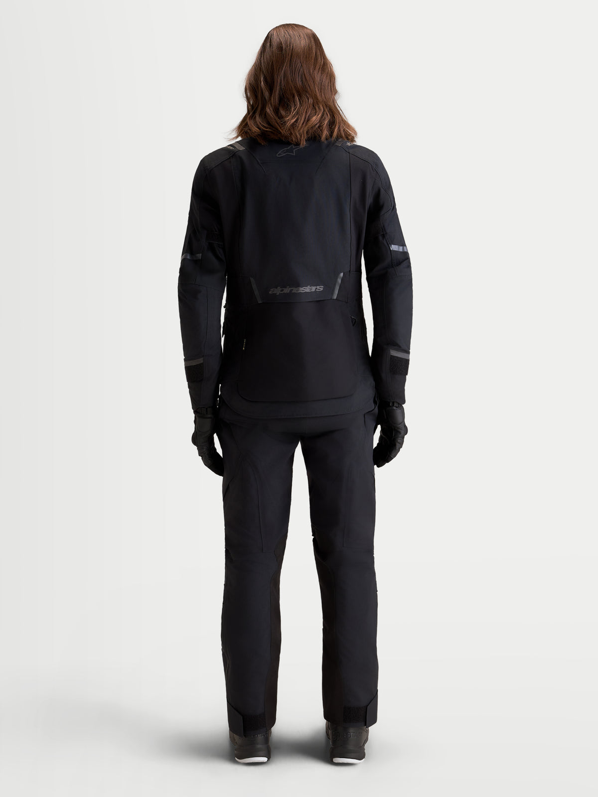Alpinestars Stella ST-7 V2 2L Gore-Tex jas, dames adventure motorjas in zwart, achteraanzicht op model met waterdichte textielconstructie en reflecterende details