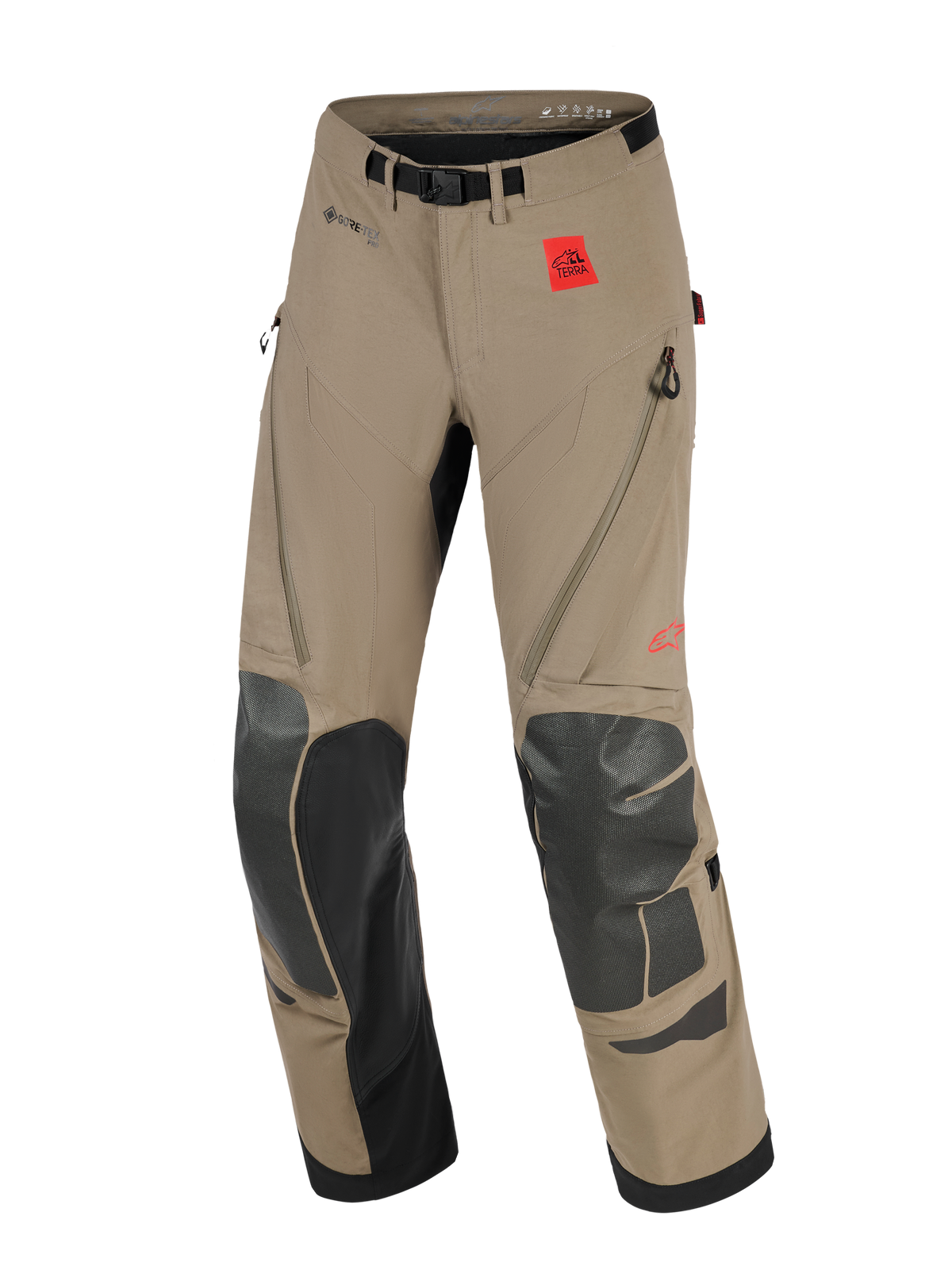Alpinestars Nazca 3L GORE-TEX PRO broek, adventure motorbroek, walnut en zwart, met een rode All Terra logopatch, GORE-TEX PRO-branding, zwarte Superfabric knie- en scheenbeenversterkingen, dijventilatie met rits en een geïntegreerde riem met magnetische gesp.