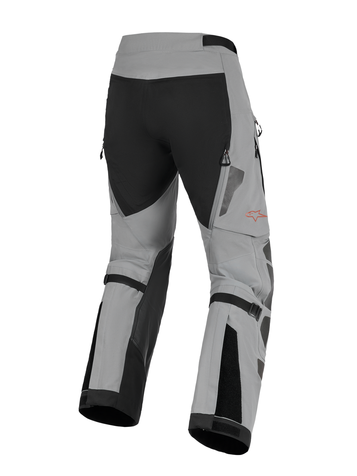 Alpinestars Nazca 3L GORE-TEX PRO-broek, adventure motorbroek, donkergrijs en zwart, achteraanzicht met kuitvolume-verstellers en ventilatieopeningen met rits, duurzame textielconstructie met een rood Alpinestars-logo op de broekspijp
