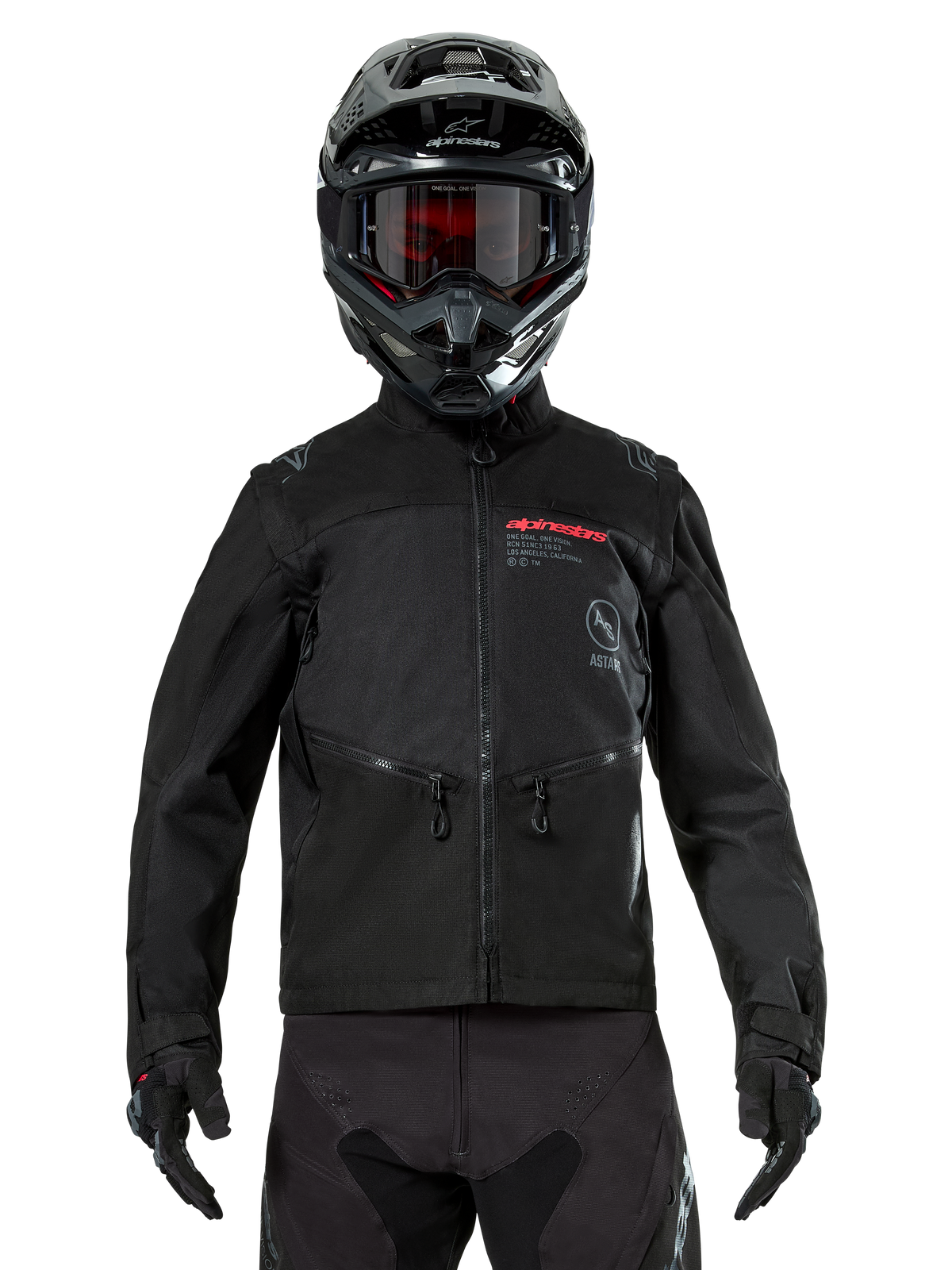 Alpinestars Pro-Dura jas, zwarte off-road motorjas, vooraanzicht gedragen door een rijder met een bijpassende zwarte helm en crossbril, rode Alpinestars-branding, borstzakken met ritssluiting, duurzame textielconstructie voor enduro.
