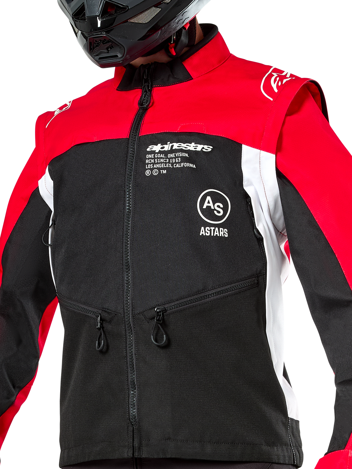 Alpinestars Pro-Dura jas, off-road motorjas, zwart, felrood en wit, gedragen met een zwarte helm, voorzien van zakken met ritssluiting en opvallende branding op de borst, duurzame textielconstructie voor enduro- en trailrijden