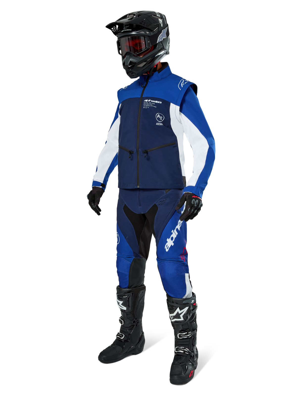 Alpinestars Lite-Dura Softshell Jas, Navy, felblauw en wit, gedragen met bijpassende off-road broek, zwarte motorcrosslaarzen, zwarte helm met crossbril en zwarte handschoenen, complete enduro-uitrusting voor off-road racing