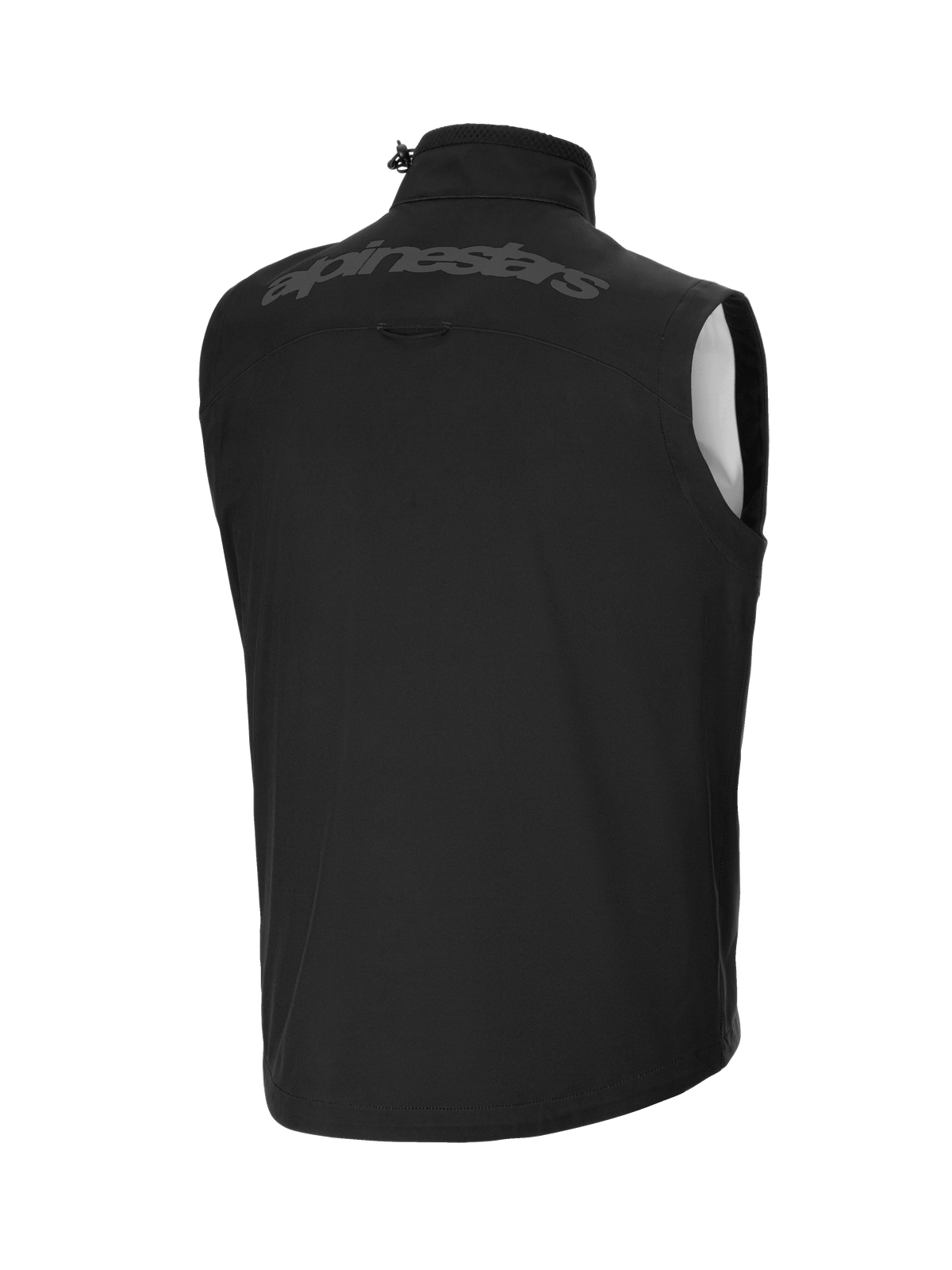 Alpinestars Techstar Softshell Vest, zwart, achteraanzicht met een groot tonaal Alpinestars-woordmerk over de bovenrug, winddicht lichtgewicht softshell-materiaal, hoge kraag met verstelbare stopper, ergonomisch mouwloos ontwerp voor het dragen van laagjes over off-road uitrusting.