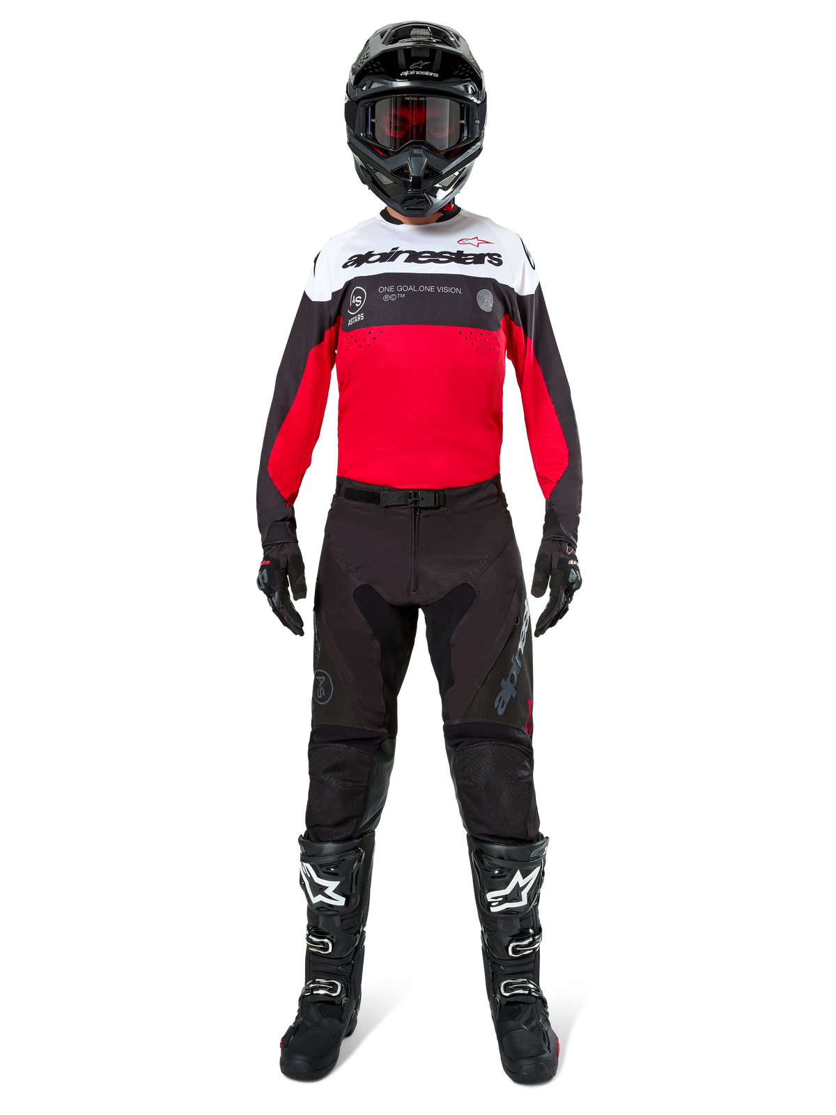 Motocross-rijder in Alpinestars Pro-Dura broek in Black en Magnet, gecombineerd met een rood, wit en zwart shirt, zwarte helm en zwarte laarzen, volledige off-road race-uitrusting, duurzaam en lichtgewicht ontwerp voor enduro-rijden