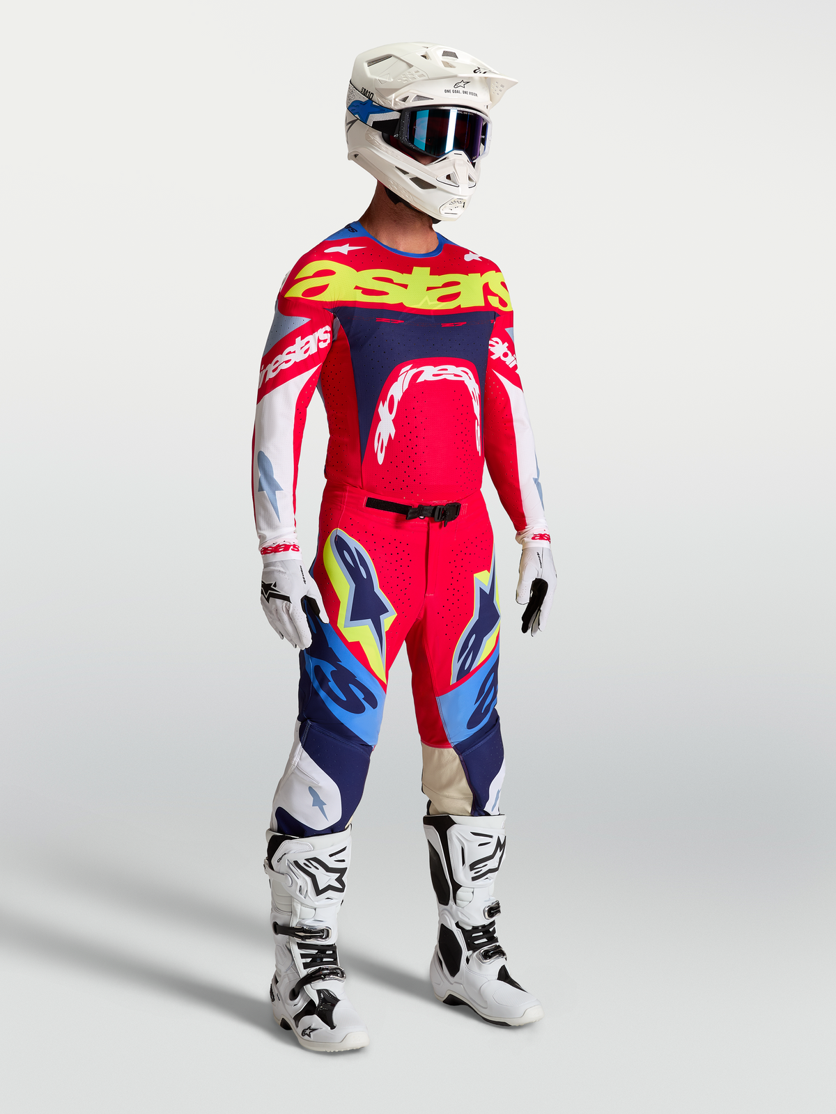Alpinestars Supertech Dyna motocross-set, rood en navy blauwe jersey en broek met witte motorlaarzen voor heren.