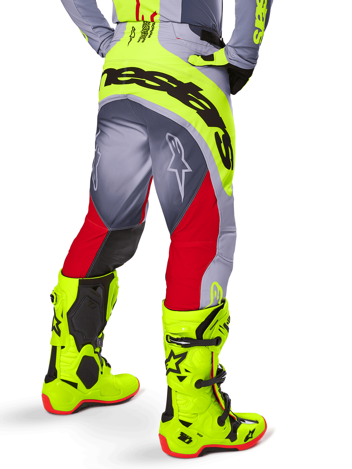 Alpinestars 2025 Techstar Melt broek, motocrossbroek, helderrood en grijs met fluorgeel, achteraanzicht met zwart Alpinestars-logo over het zitvlak, gecombineerd met bijpassende felgele laarzen, ontworpen voor off-road prestaties