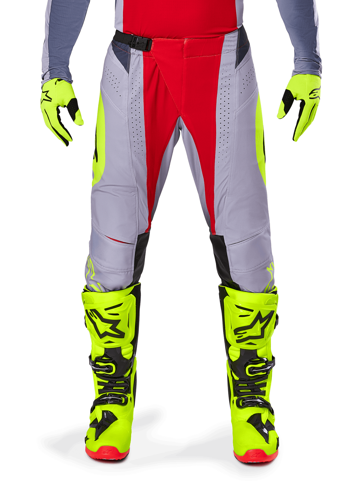 Alpinestars 2025 Techstar Melt crossbroek, motorcross broek, helderrood met grijs, met een grijs chassis, rode centrale panelen en neongele zij-accenten, lasergesneden perforaties voor ventilatie, gedragen met neongele handschoenen en laarzen, hoogwaardige uitrusting voor off-road racing