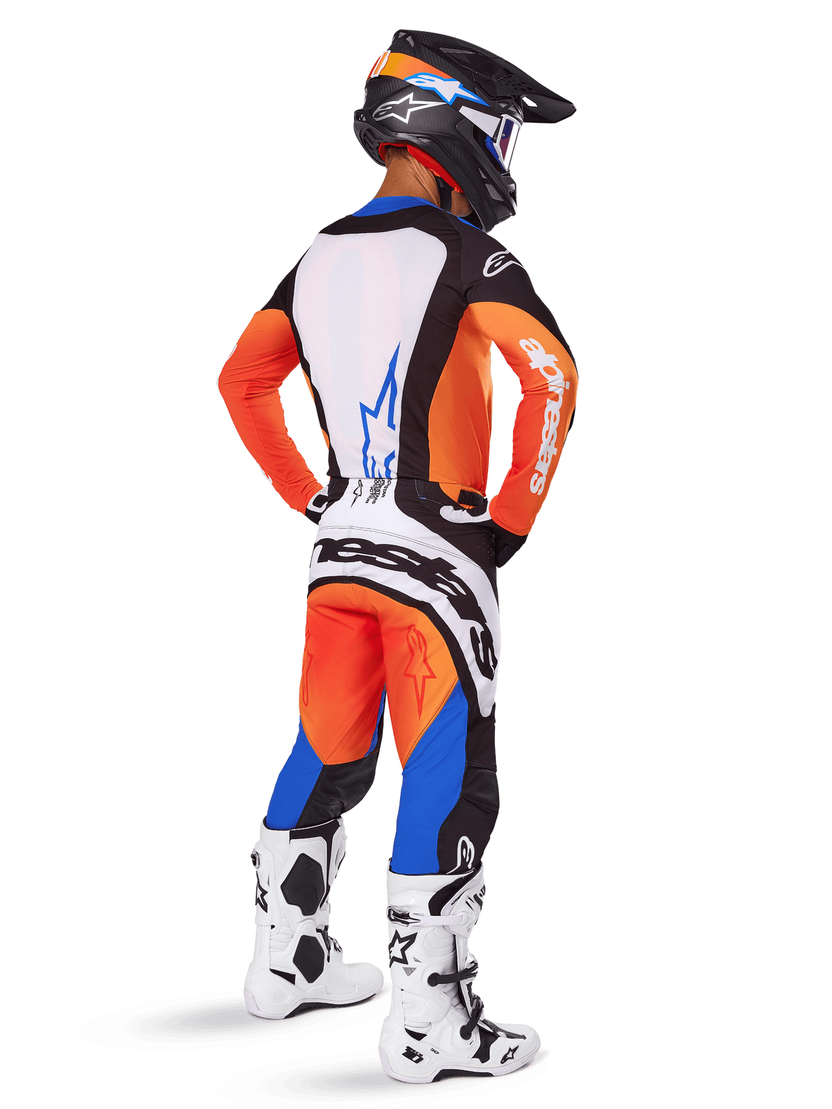Motorcrosser van achteren gezien in de Alpinestars 2025 Techstar Melt Gear Set, oranje en blauwe jersey met wit rugpaneel en bijpassende broek, met grote witte merkdetails, zwarte motorcrosshelm en witte racelaarzen.