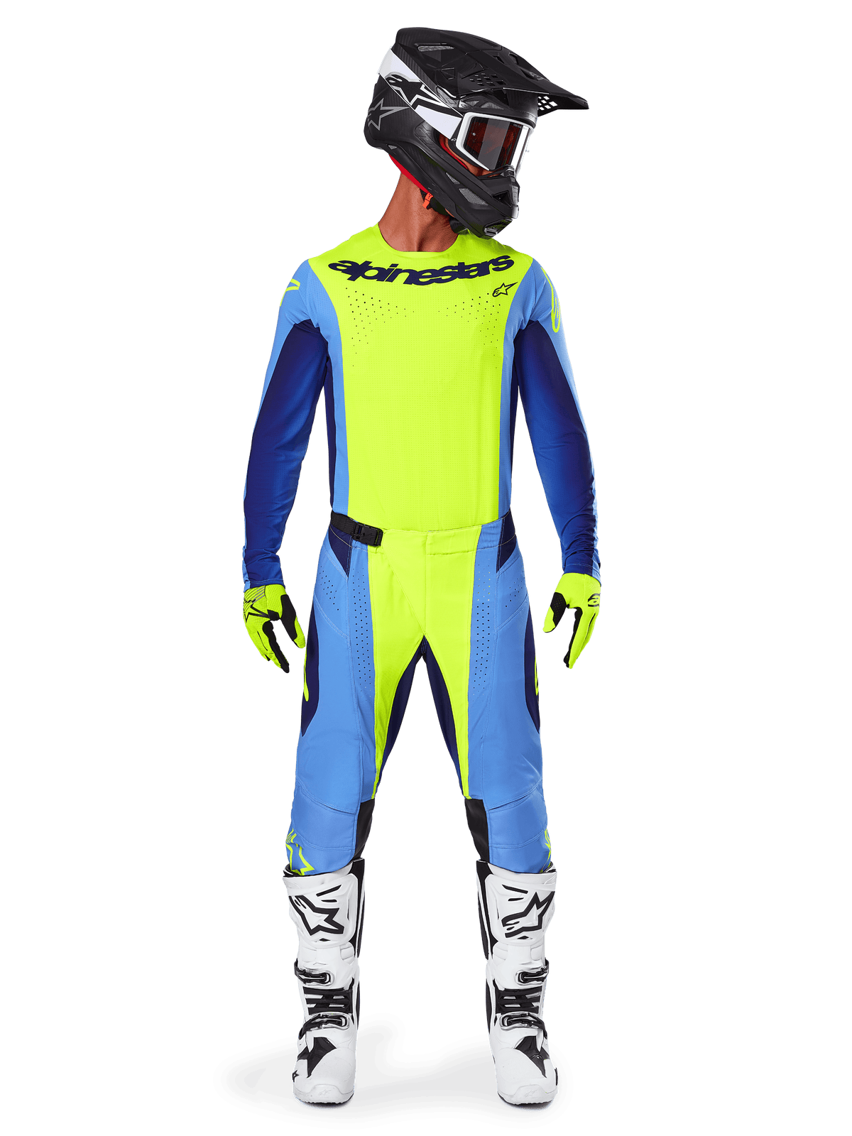 Motocrossrijder in de Alpinestars 2025 Techstar Melt gear set, felgeel fluo jersey met blauwe en donkerblauwe mouwen, bijpassende gele en blauwe broek, zwart-witte helm met crossbril, wit-zwarte laarzen en geel-zwarte handschoenen, gecoördineerde outfit voor off-road racing