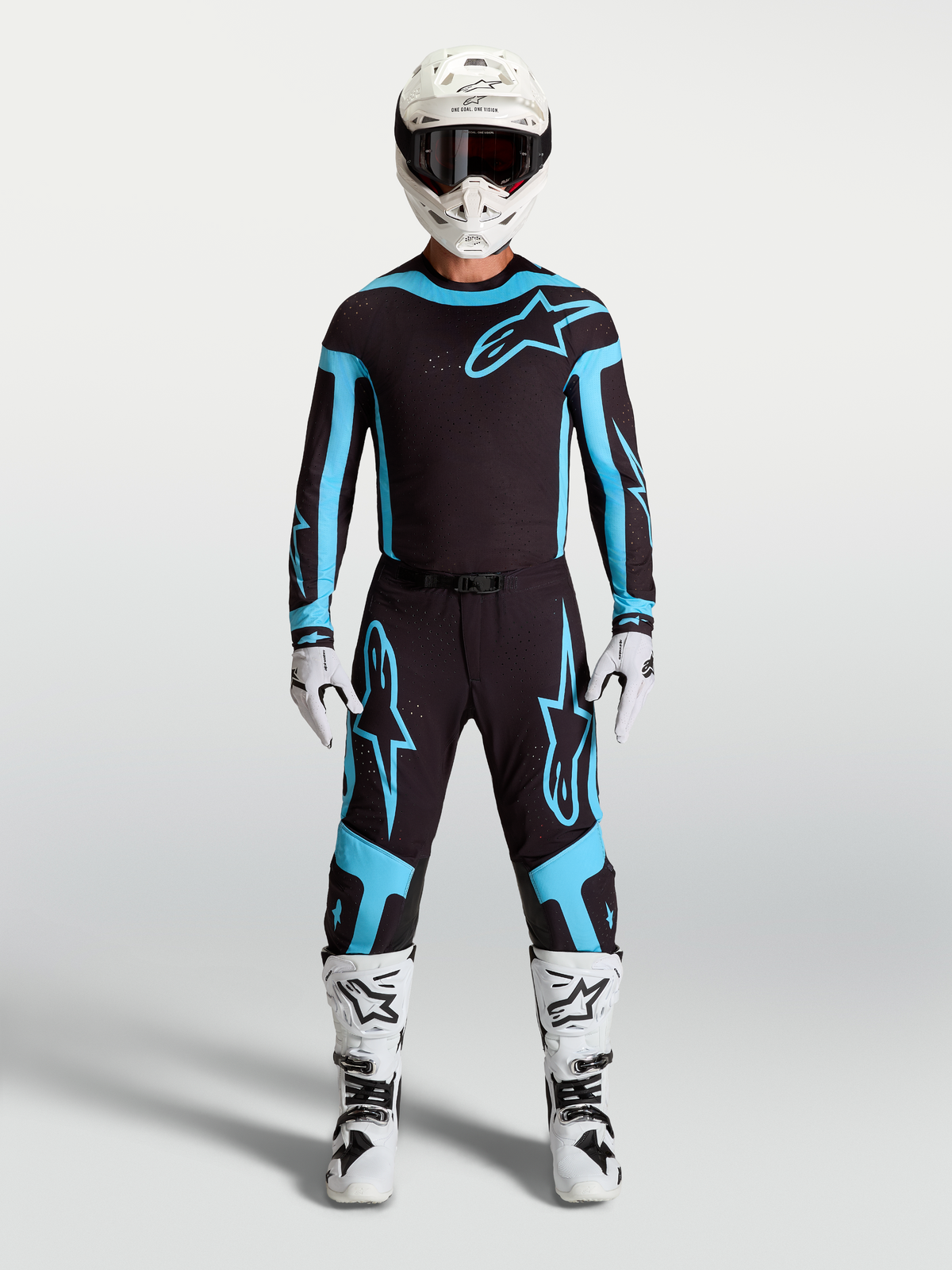 Alpinestars Supertech Vesta broek, heren motocrossbroek in zwart en turquoise, lichtgewicht stretchconstructie op model.