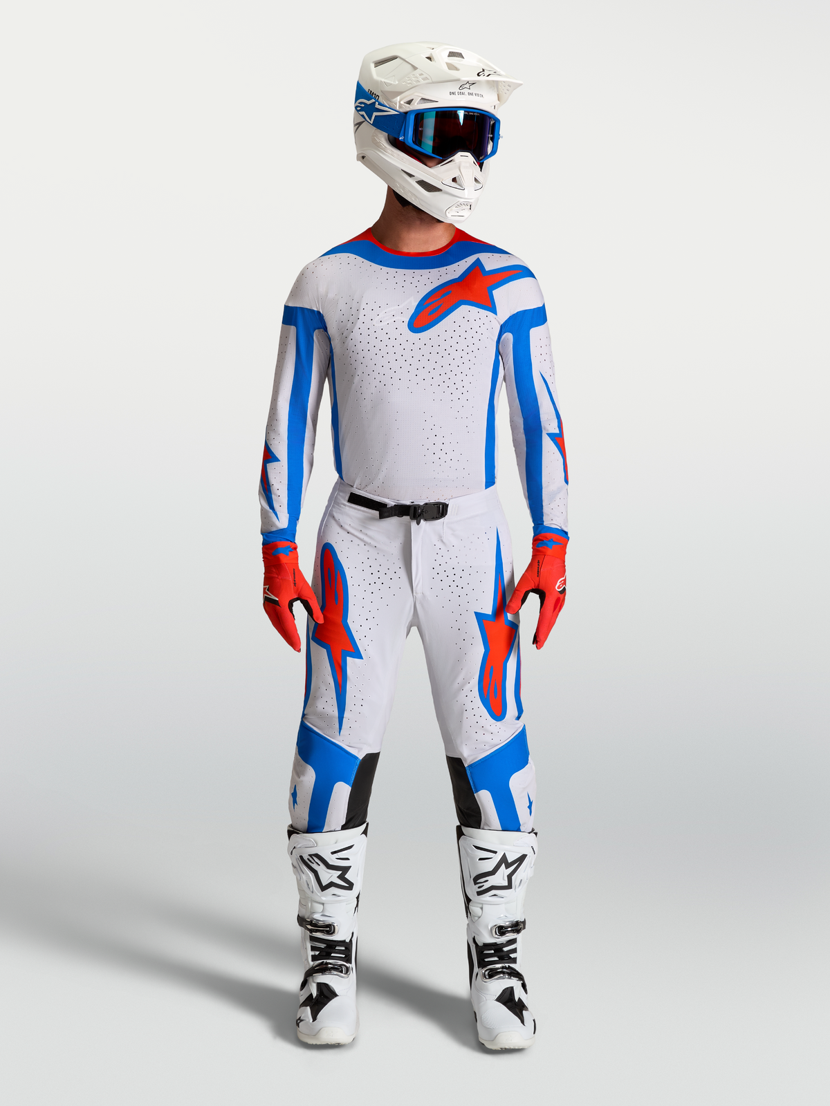 Alpinestars Supertech Vesta motorcrossset in wit, lichtlila en rood, met jersey, broek en motorlaarzen voor off-road racing.