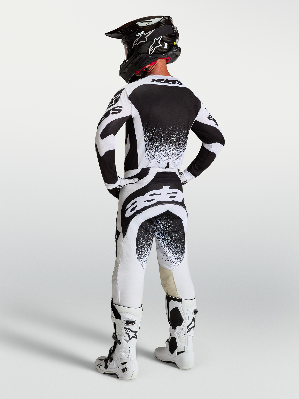 Alpinestars Techstar Swan broek, heren-motorcrossbroek in wit en zwart, atletische racepasvorm, achteraanzicht.