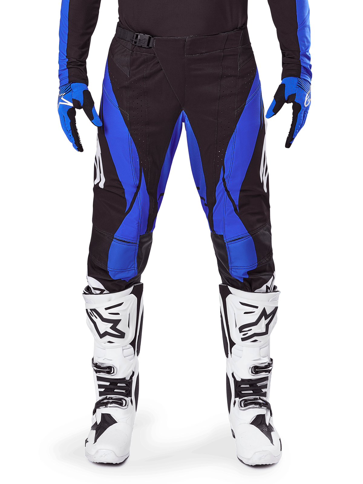 Alpinestars 2025 Techstar Dreem crossbroek, motorcross broek, zwart met blauw, gedragen met bijpassende jersey, handschoenen en witte laarzen, voorzien van blauwe zijpanelen en atletische racepasvorm, duurzaam materiaal voor off-road racen
