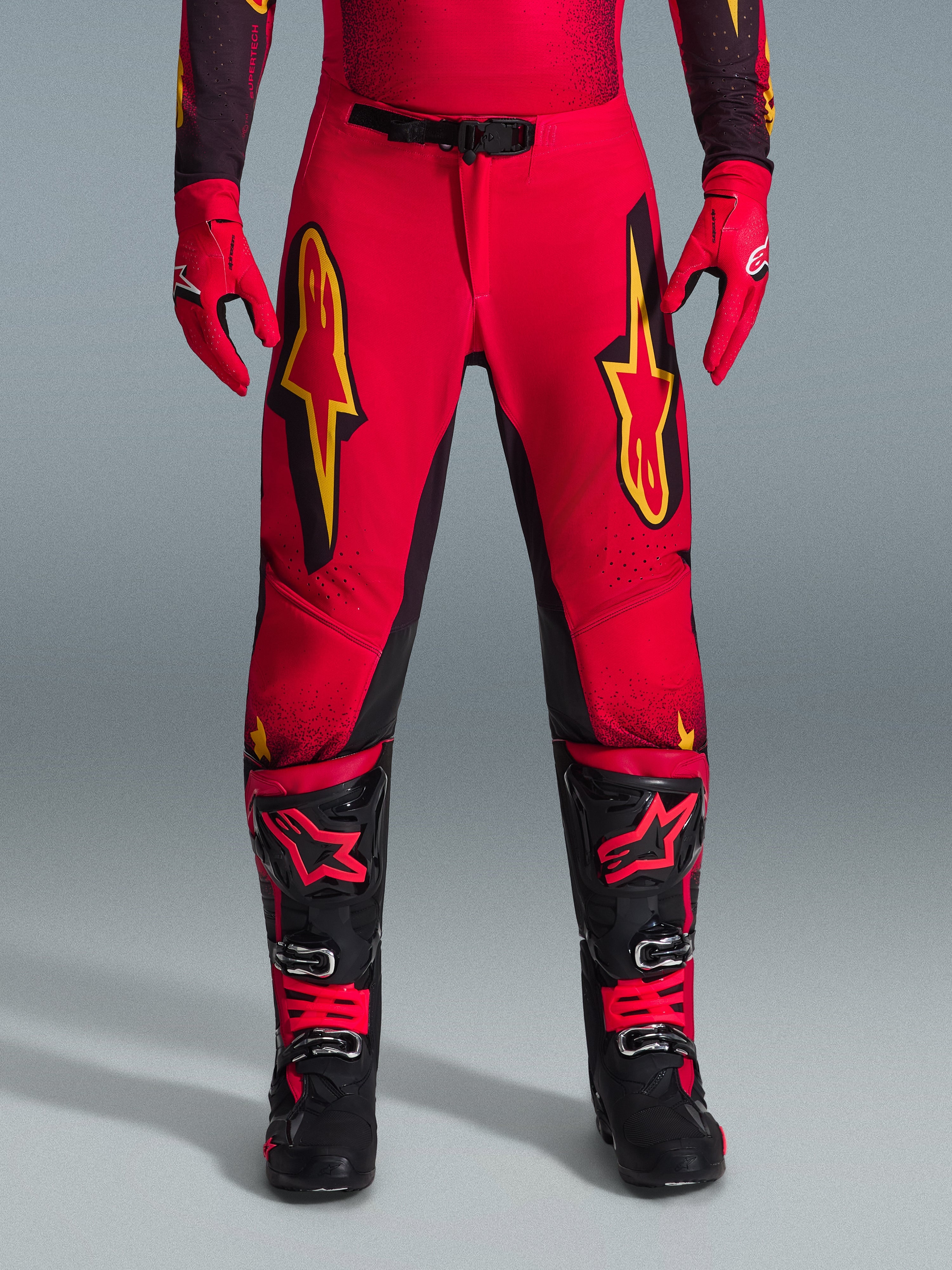 新品.未使用タグ付きAlpinestars 革ツナギ ブラック、レッド、イエロー 2026 Supertech Scenz - Broek MX | Alpinestars®