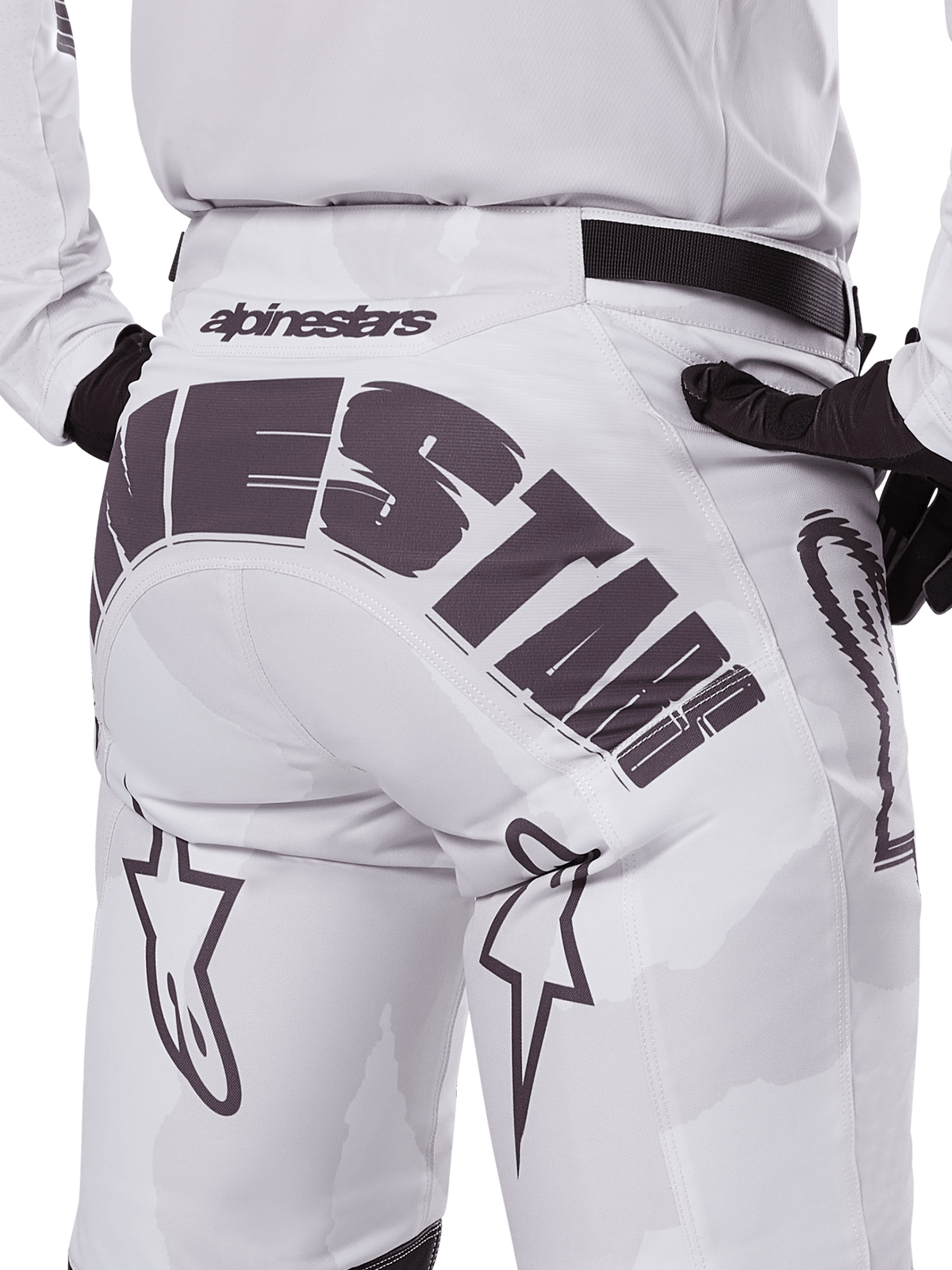 Alpinestars 2025 Racer Hollow broek, motorcrossbroek, licht camo bruin, close-up achteraanzicht met grote Alpinestars-branding op het zitvlak, ster-logo's op de benen en een zwarte verstelbare tailleband, ontworpen voor off-road racing