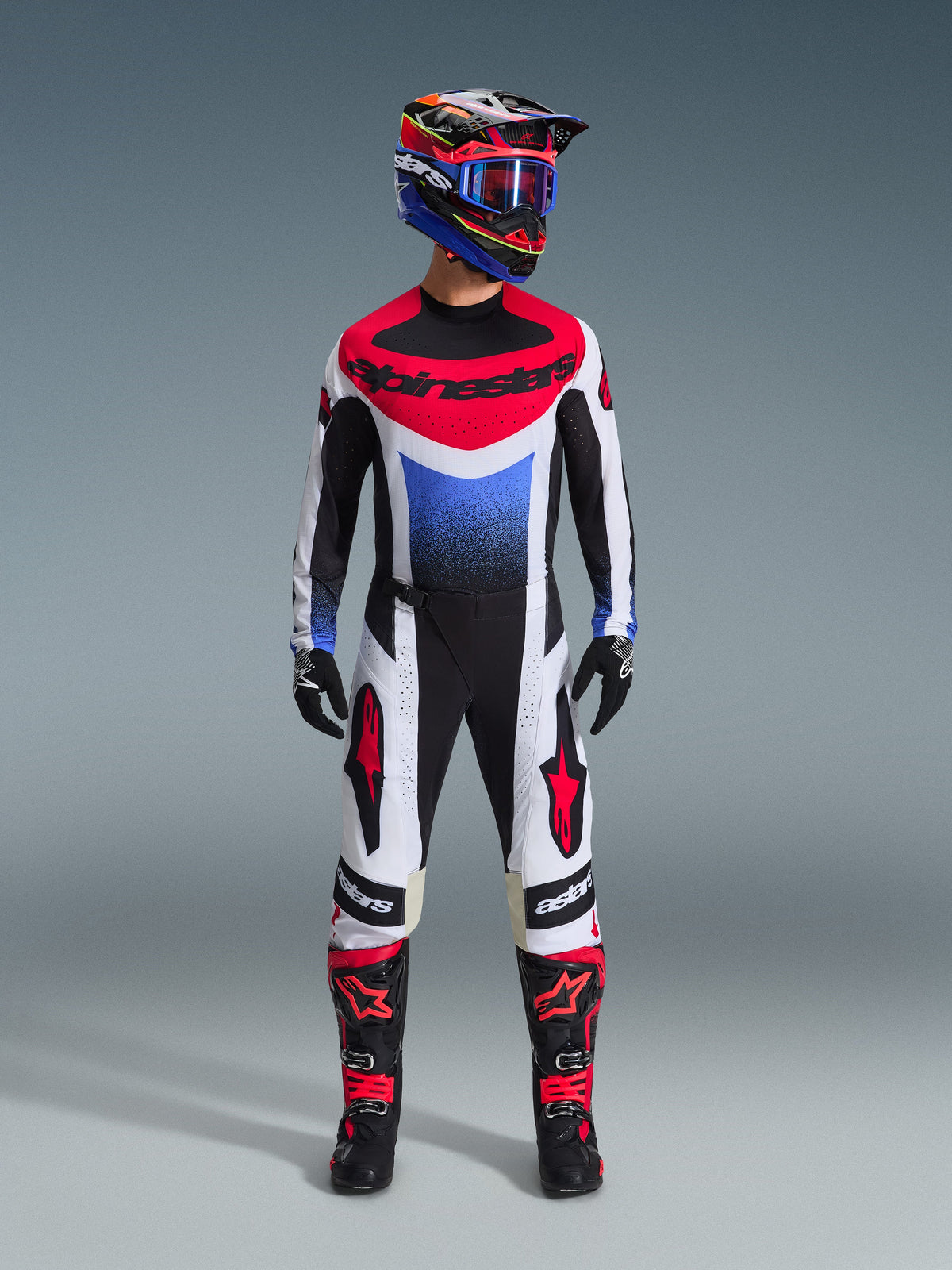 Alpinestars 2026 Techstar Knif crossbroek, motorcross broek, zwart, wit en rood, gedragen als onderdeel van een volledige race-uitrusting met bijpassende jersey en helm, rode sterlogo's op de dijen, atletische pasvorm voor terreinrijden