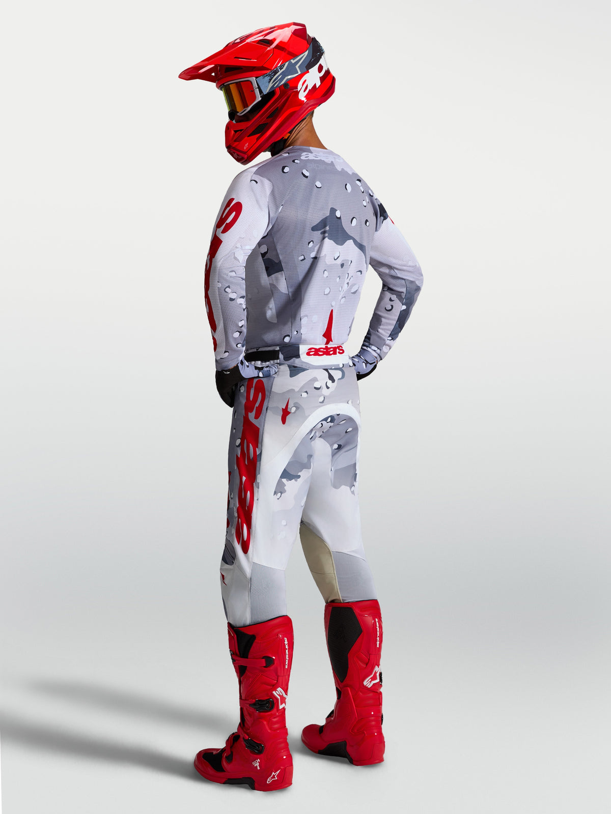 Alpinestars Racer Air Lone broek, geventileerde heren-motorcrossbroek in grijs camo en rood, ademende off-road uitrusting.
