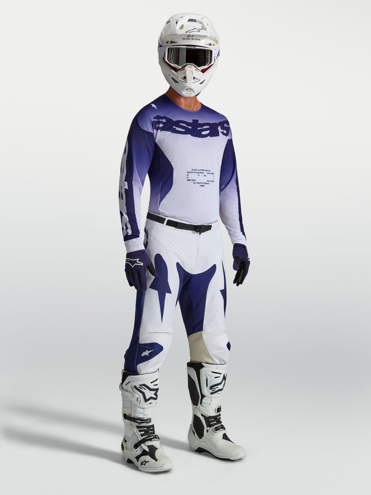 Alpinestars Racer Air Amber broek, blauwe en witte motocrossbroek op model met bijpassende jersey, laarzen en helm.