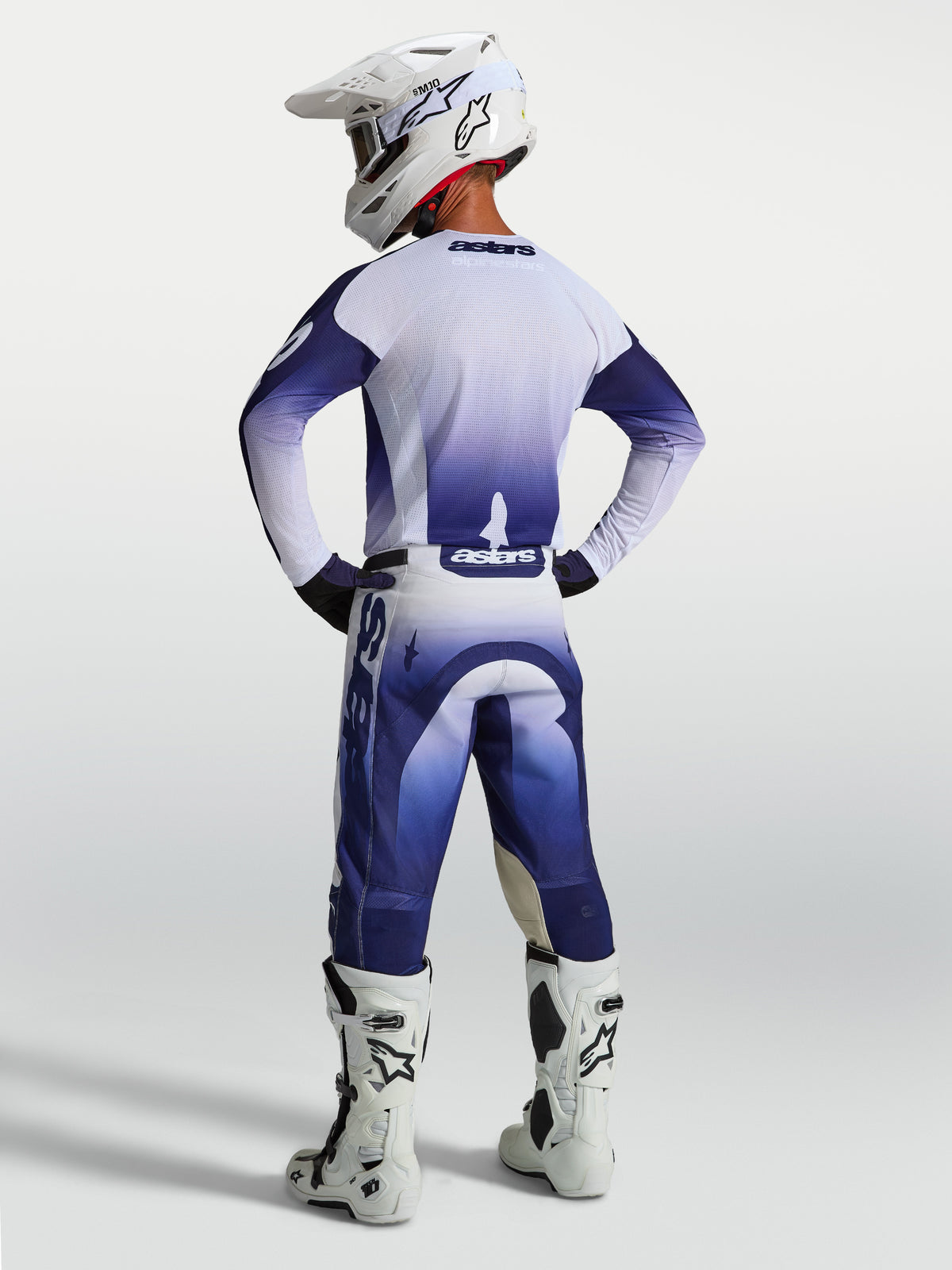 Alpinestars Racer Air Amber broek, heren motorcrossbroek in blauw en wit, geperforeerde constructie, achteraanzicht.