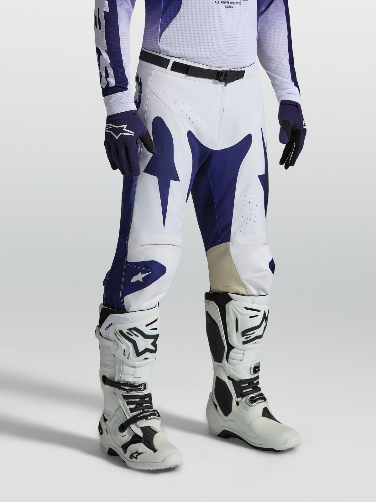 Alpinestars Racer Air Amber broek, blauw-witte heren motocrossbroek met geperforeerd polyweefsel en voorgevormde racepasvorm.