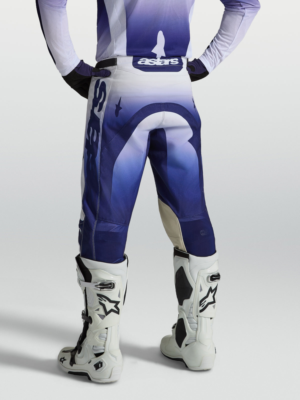 Alpinestars Racer Air Amber broek, blauw en wit geperforeerd polyweefsel, racepasvorm, van achteren gezien op een model.