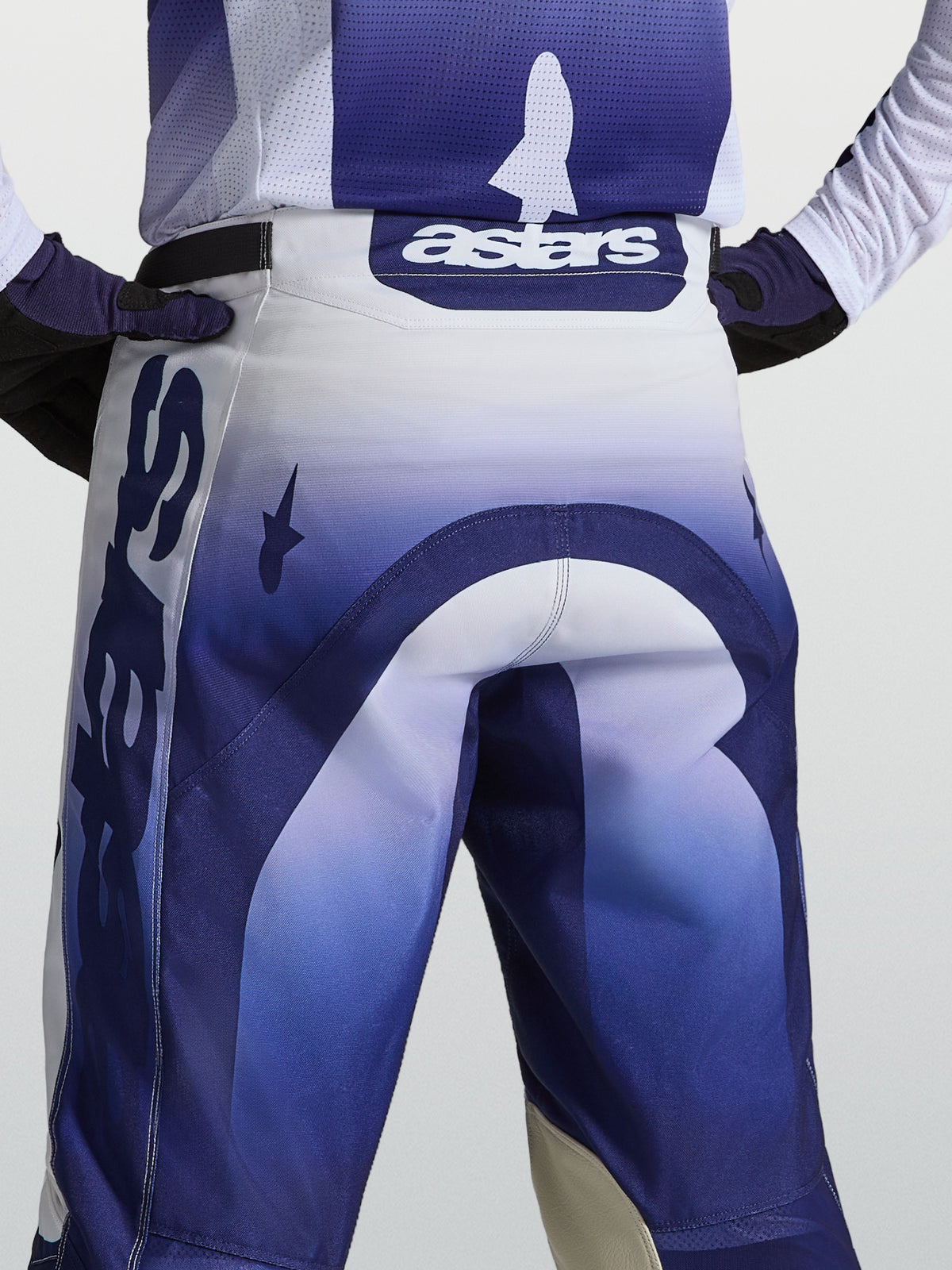 Alpinestars Racer Air Amber motorcrossbroek voor heren, blauw en wit, achteraanzicht met astars-logo op de taille.