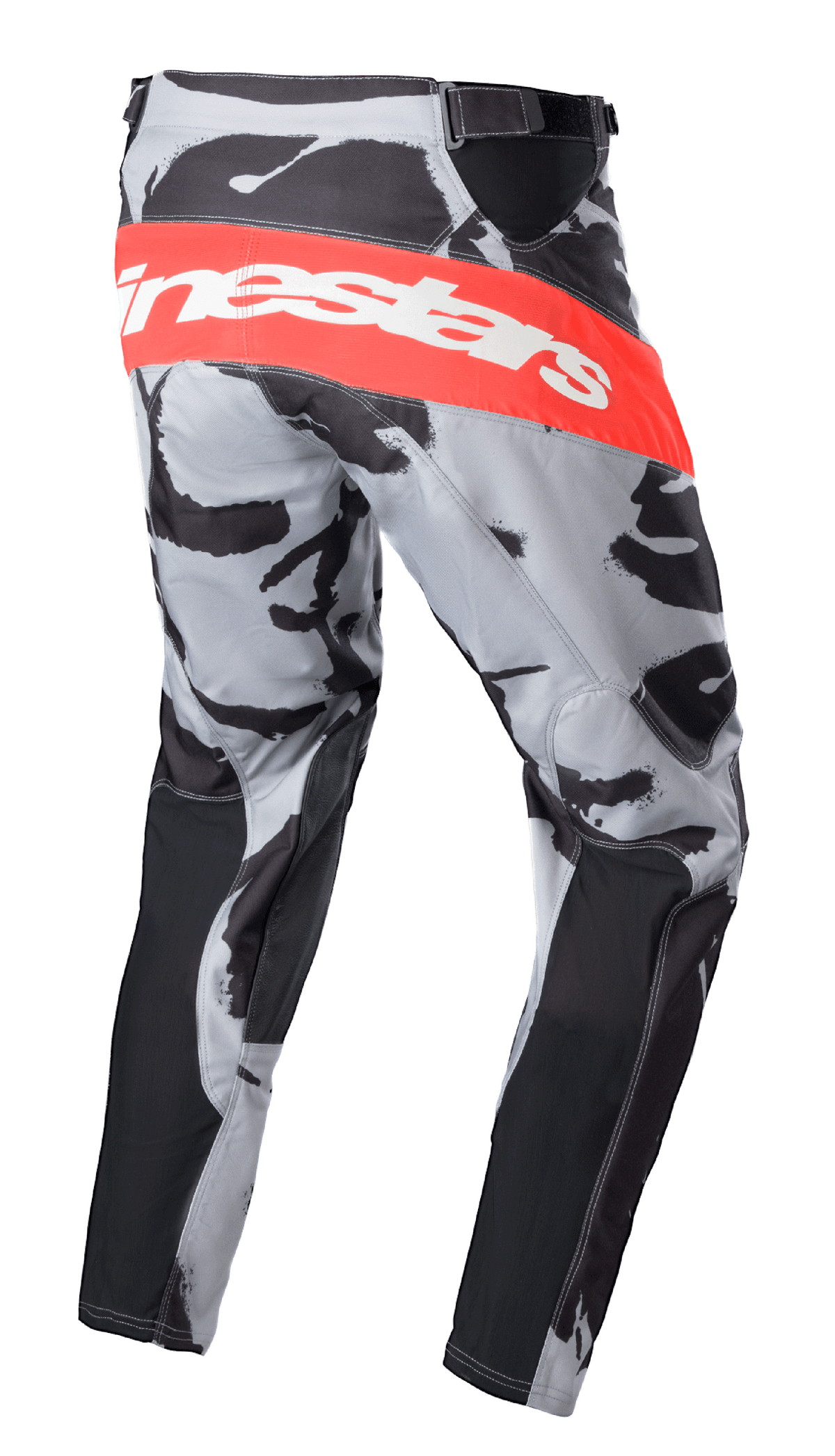 Alpinestars 2023 Racer Tactical crossbroek, motorcrossbroek, Cast Gray Camo en Mars Red, grote rode horizontale band met wit Alpinestars-logo op de achterkant, camouflagepatroon met zwarte panelen, sportief ontwerp voor motorcross en off-road