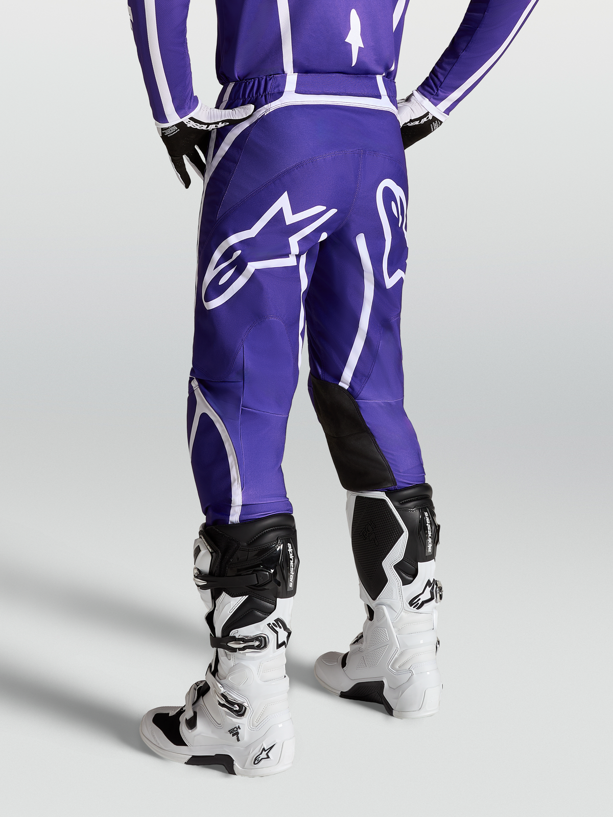 Alpinestars Fluid Apex V2 broek voor heren, motorcrossbroek in blauw en wit, met ergonomische 3D-pasvorm en groot sterlogo op het rugpand.