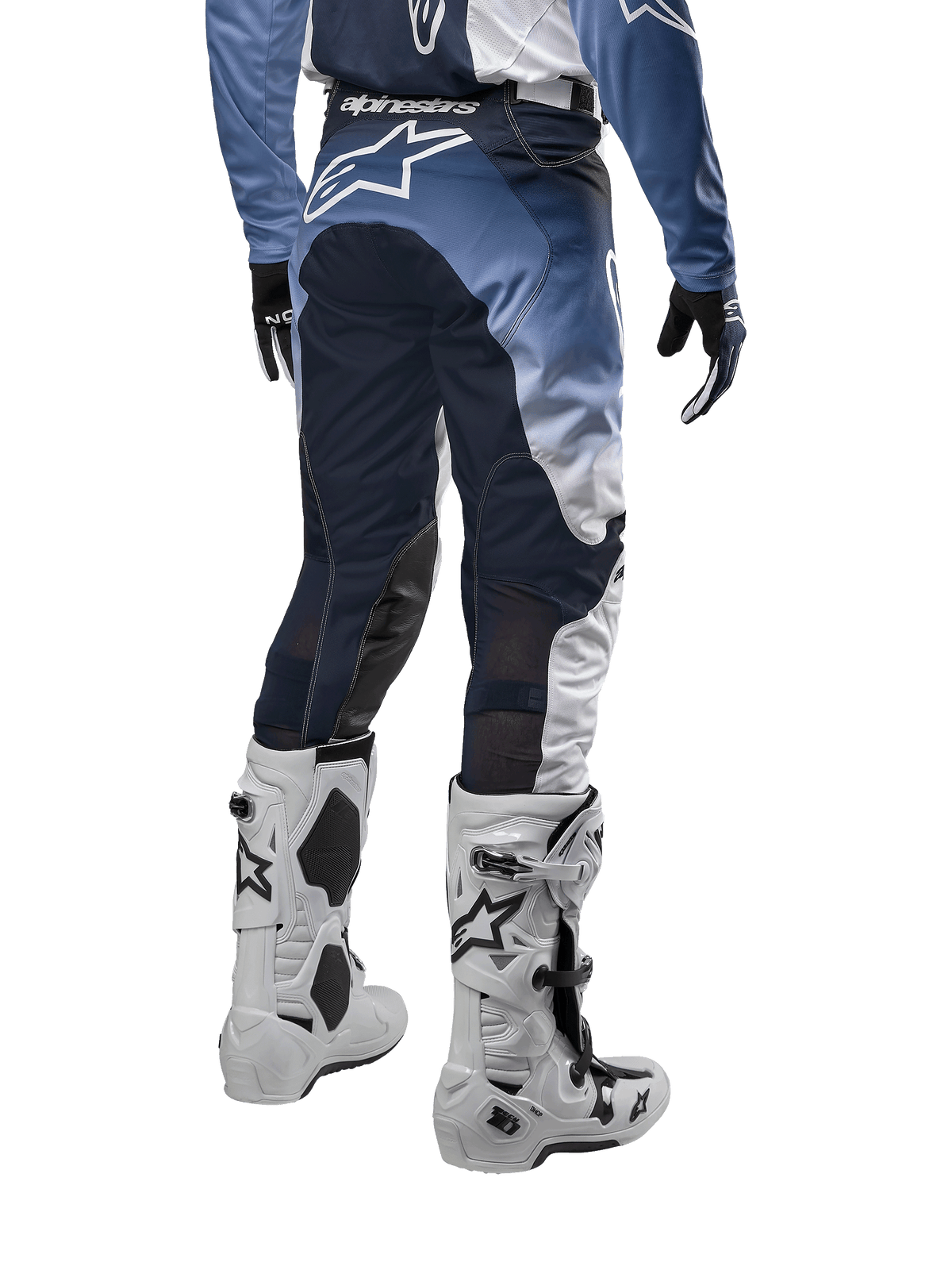 Alpinestars 2024 Racer Hoen motorcrossbroek, achteraanzicht, wit met donkerblauw en lichtblauw, groot wit Alpinestars logo op de achterzijde, persoon draagt bijpassende jersey en witte motorcrosslaarzen, duurzame off-road uitrusting
