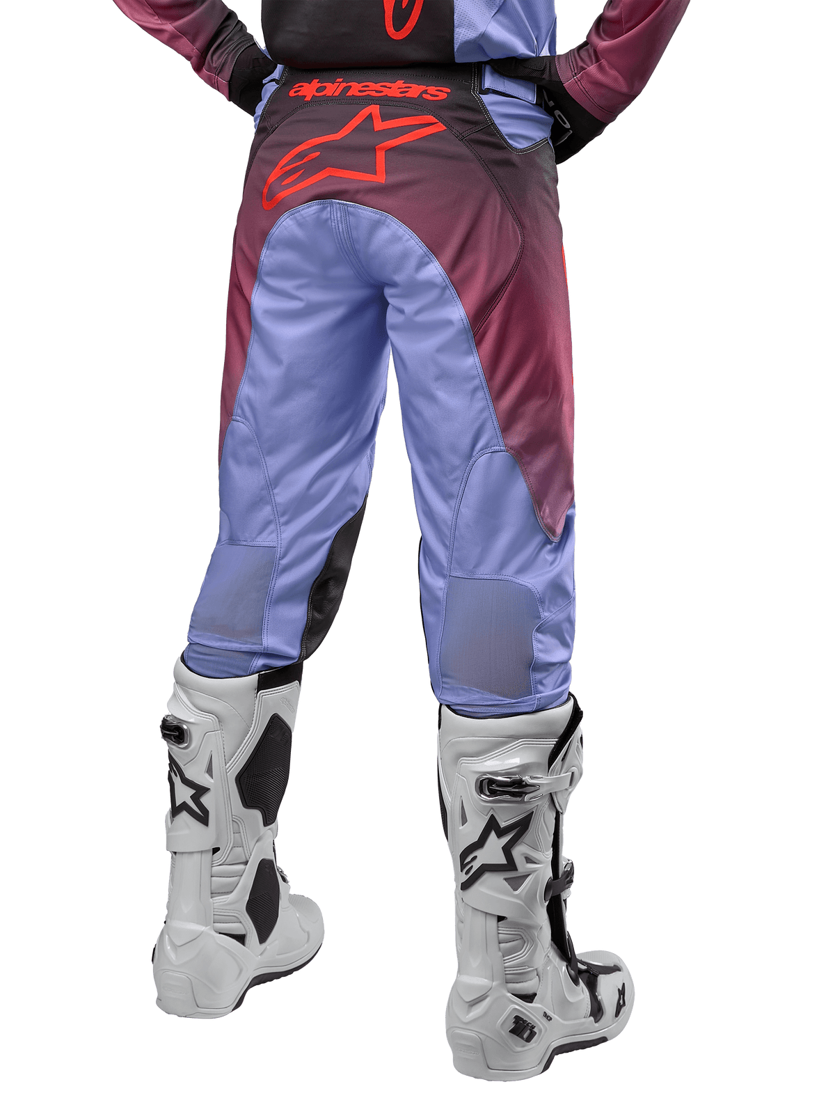 Alpinestars 2024 Racer Hoen broek, motorcross broek, Lavan paars en zwart, achteraanzicht met een groot rood sterlogo op het zitvlak, gedragen met witte motorcrosslaarzen, voorzien van ademende stretchpanelen op de onderbenen