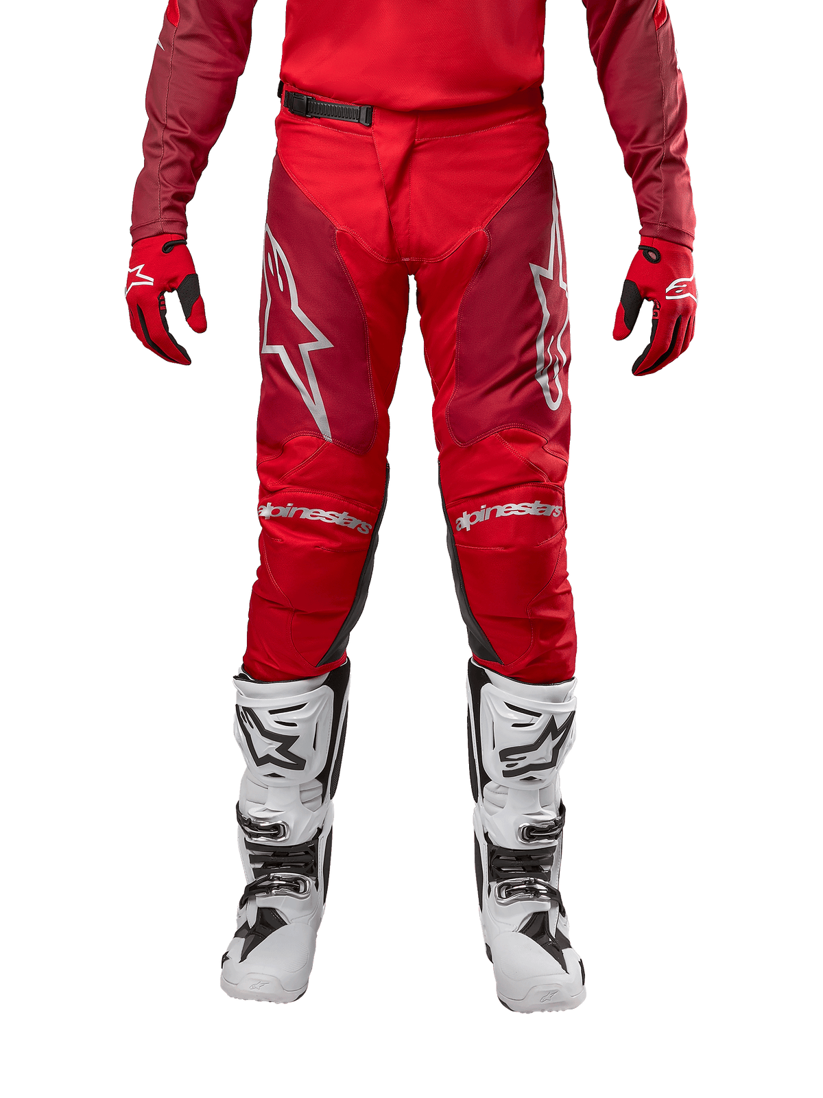 Alpinestars 2024 Racer Hoen broek, motorcrossbroek, Mars Red Burgundy, vooraanzicht met zilveren Alpinestars-logo's en branding op de knieën, gedragen met bijpassende rode jersey, rood-zwarte handschoenen en witte off-road laarzen