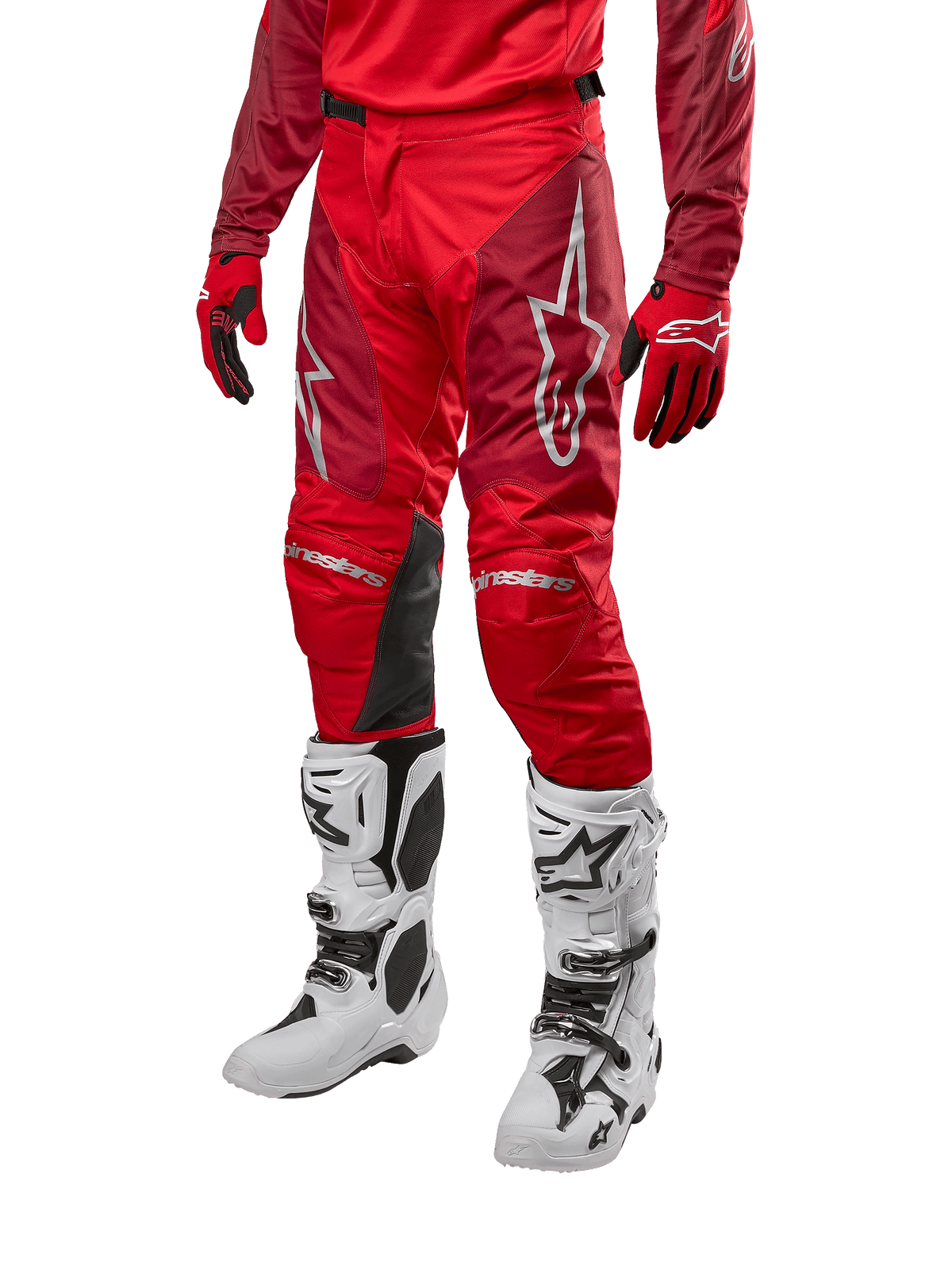 Alpinestars 2024 Racer Hoen crossbroek, motorcross broek, Mars Red en Burgundy, gedragen met bijpassende rode jersey en handschoenen en witte laarzen, met zwarte leren kniepanelen en witte logo's, duurzame technische kleding voor off-road racing