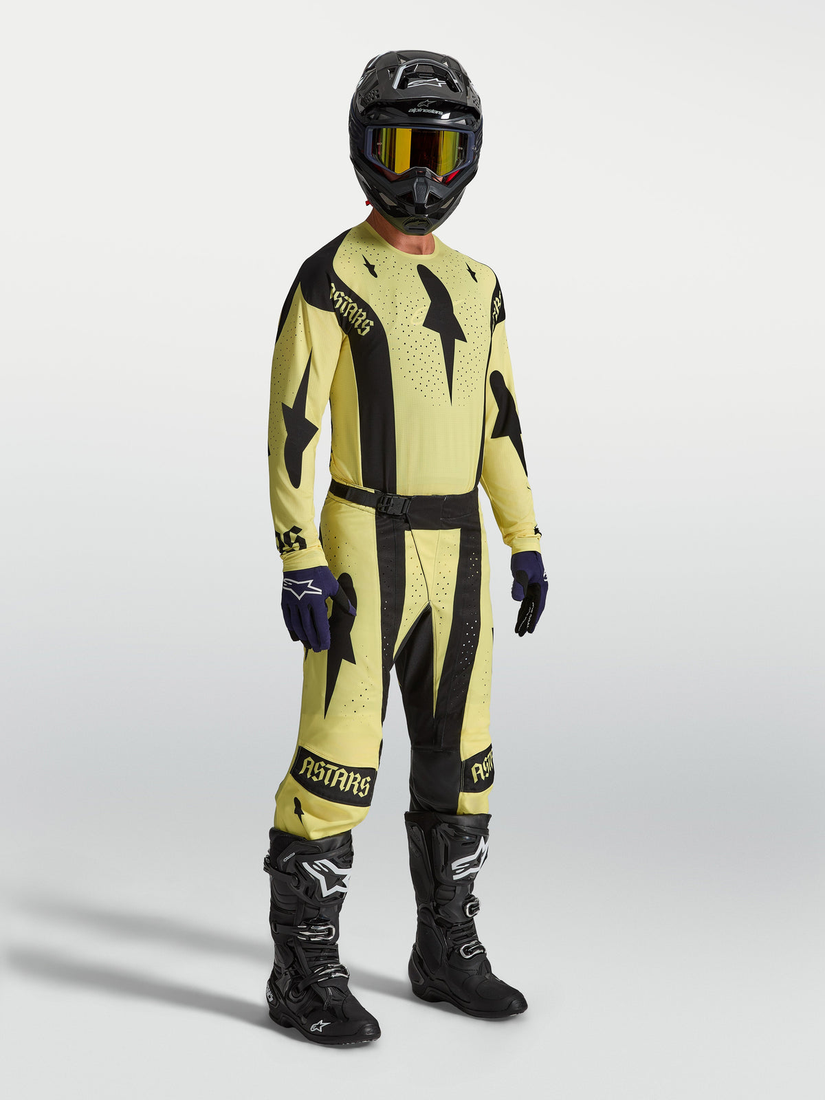 Alpinestars Techstar Atrox broek en gear set, geel en zwarte motorcrossuitrusting voor heren met stretchconstructie.