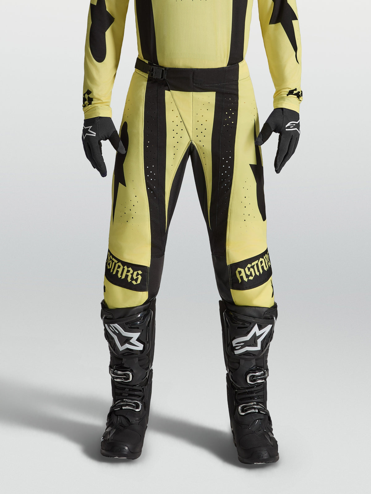 Alpinestars Techstar Atrox broek, geel-zwarte motorcrossbroek met laserperforaties en een atletische pasvorm.