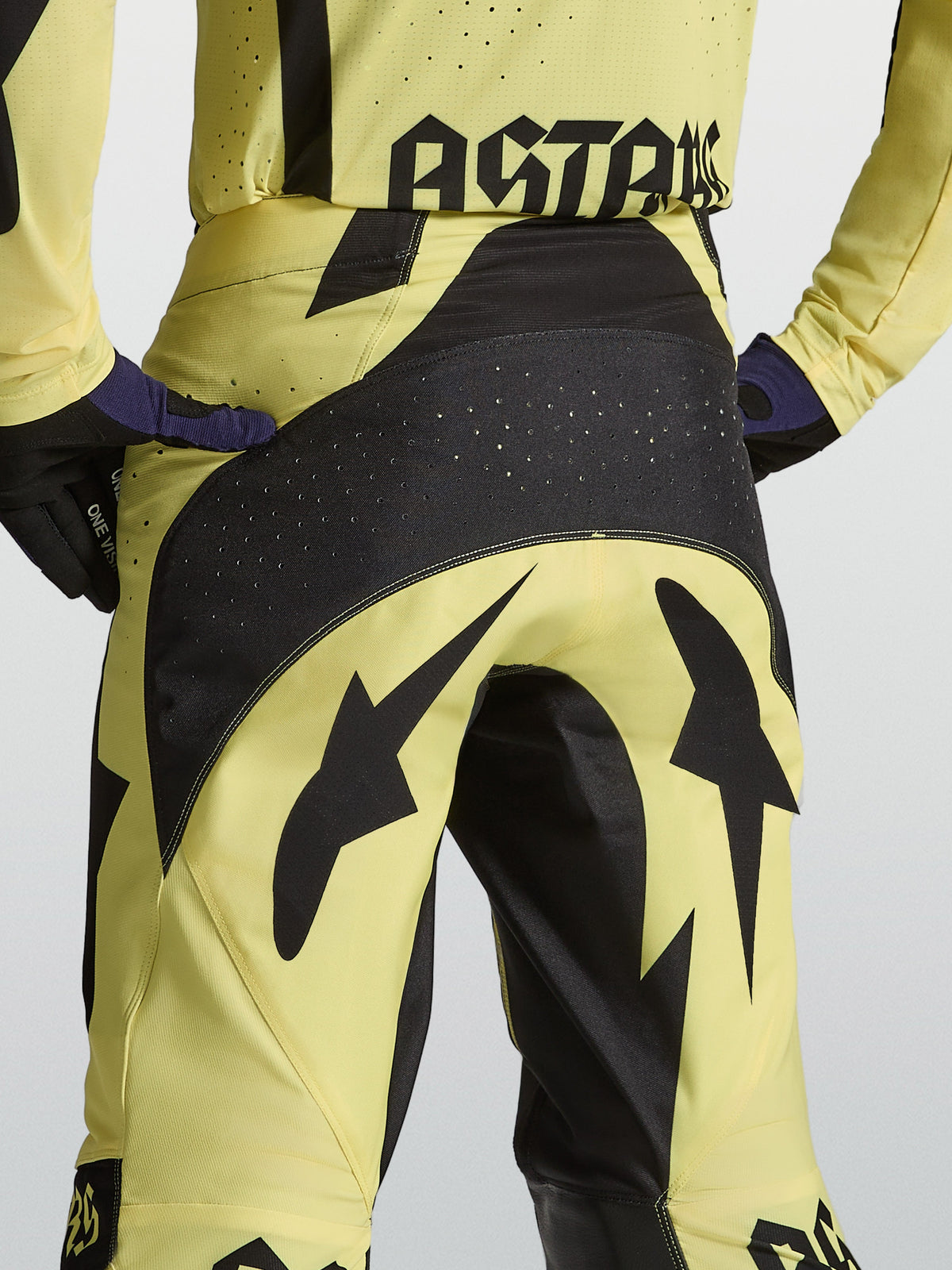 Alpinestars Techstar Atrox broek, heren motocrossbroek in geel en zwart, versterkt geperforeerd zitvlak en racepasvorm