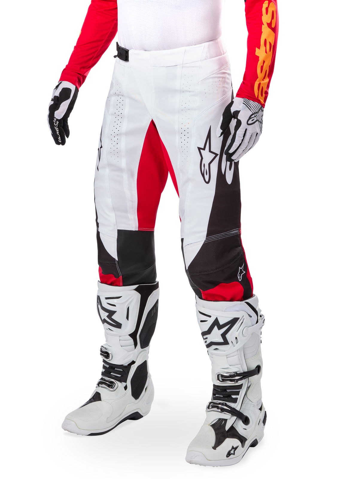 Alpinestars Limited Edition Techstar Deep broek, motorcrossbroek, wit, zwart en felrood, gedragen met witte en zwarte laarzen en handschoenen, voorzien van witte voorpanelen met rode accenten en zwarte zijdetails, ontworpen voor hoogwaardige off-road races