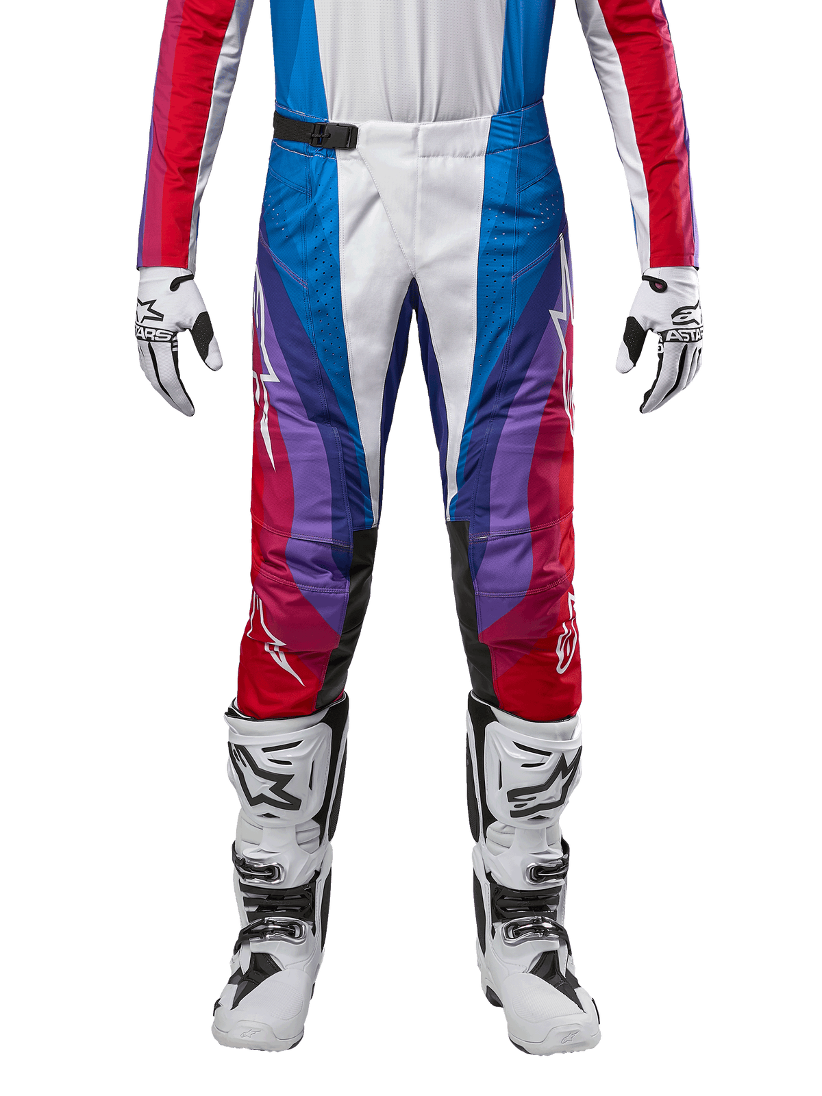 Alpinestars 2024 Techstar Pneuma crossbroek, motorcross broek, Blu Mars Red White, voorzien van een veelkleurig hoekig ontwerp met paarse accenten, gecombineerd met witte en zwarte motorcrosslaarzen en bijpassende handschoenen, sportieve racepasvorm voor off-road prestaties