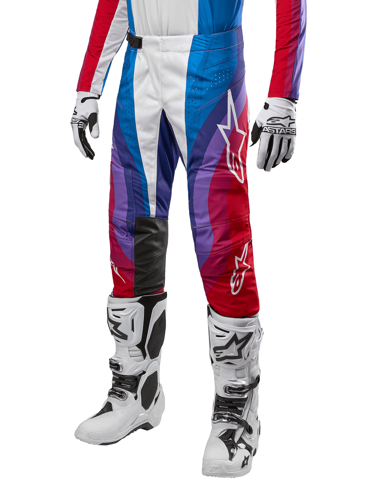 Alpinestars 2024 Techstar Pneuma broek, motorcross crossbroek, rood, blauw en wit, gedragen met bijpassende jersey, witte racelaarzen en handschoenen, levendig grafisch ontwerp met rode, blauwe en paarse accenten, geperforeerd voor ademend vermogen