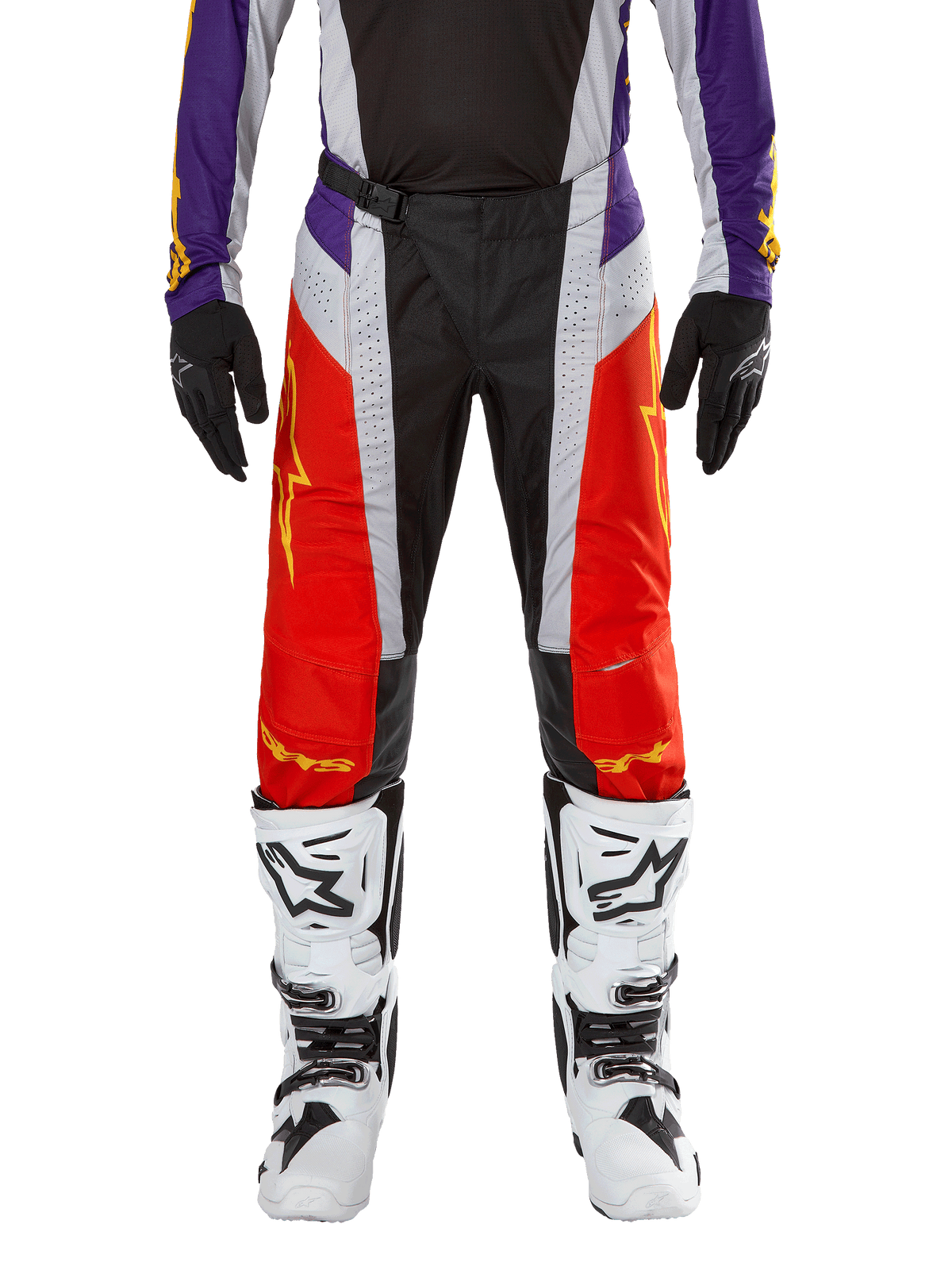 Alpinestars 2024 Techstar Ocuri crossbroek, motorcross broek, fel oranje, paars en zwart, gedragen met bijpassende jersey, zwarte handschoenen en witte laarzen, voorzien van opvallende oranje voorpanelen, paarse taille-accenten en geperforeerde grijze delen, technisch ontwerp voor off-road racen
