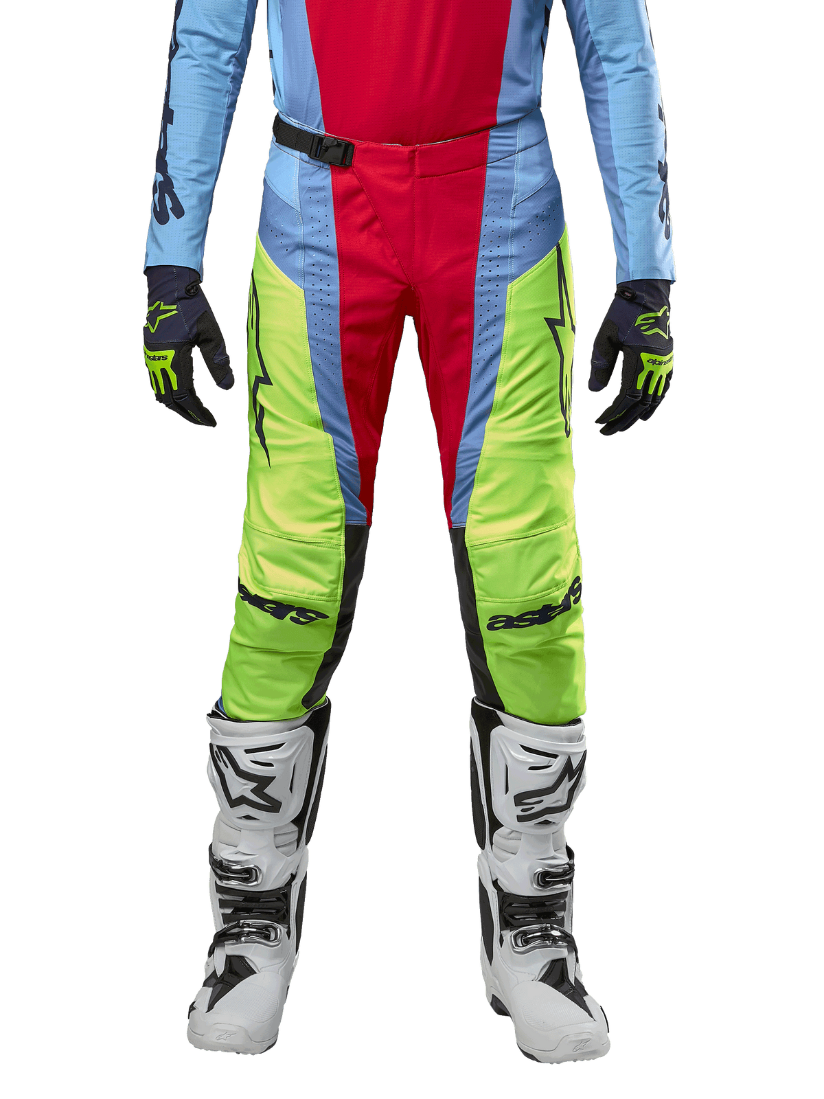 Alpinestars 2024 Techstar Ocuri crossbroek, motorcross broek, lichtblauw, fluorgeel en bessenrood, gedragen met bijpassende jersey en witte motorcrosslaarzen, voorzien van levendige kleurvlakken en zwarte logo's, duurzaam racing-fit ontwerp