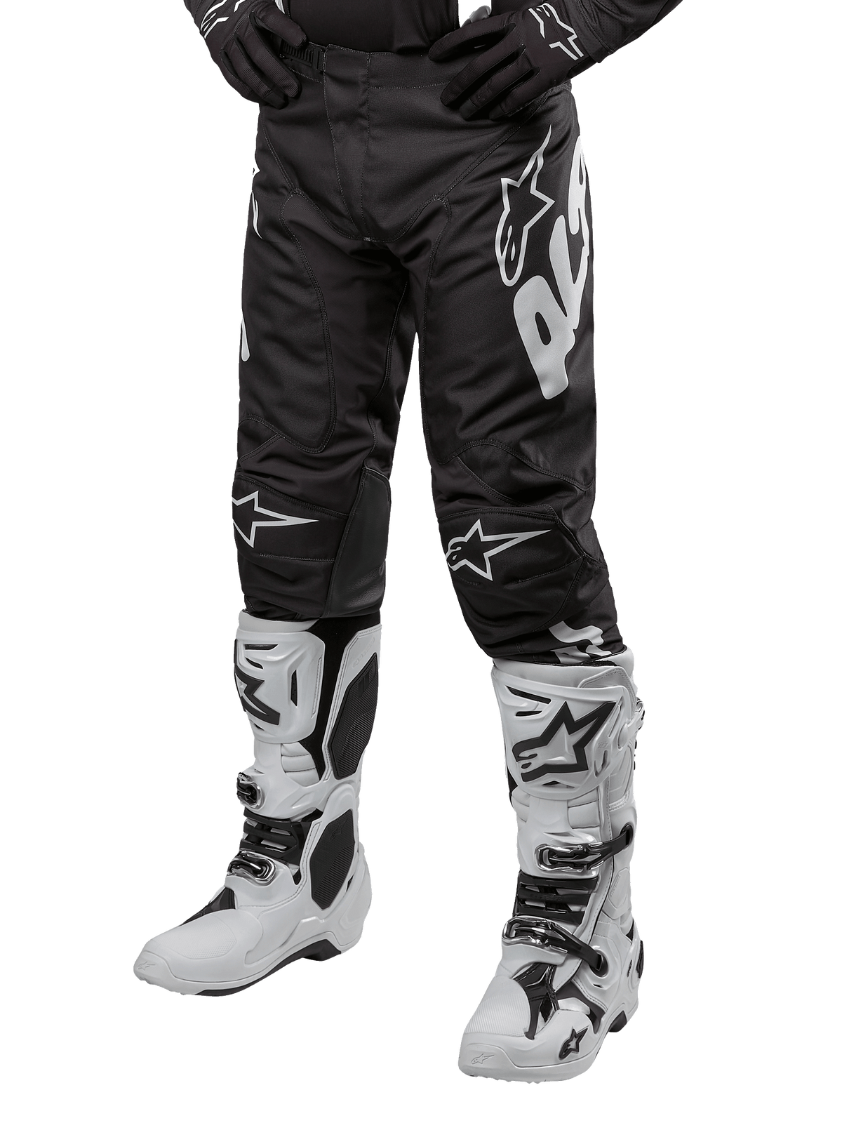 Alpinestars 2024 Racer Hana Pants, motorcross broek, zwart met witte Alpinestars logo's, sportieve pasvorm, gedragen met witte motorlaarzen en zwarte handschoenen, off-road motoruitrusting