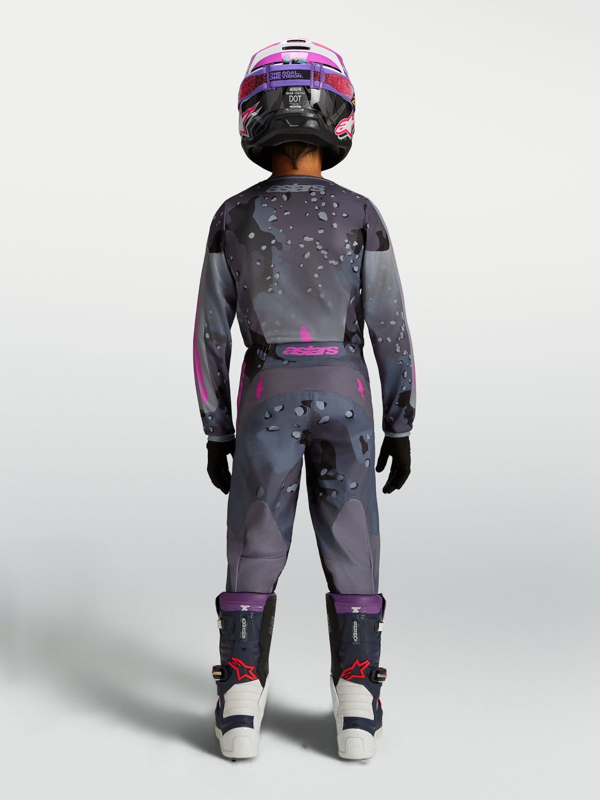 Alpinestars Jeugd Fluid Lone Jersey en broek, grijs camouflage en paarse motorcrossuitrusting, achteraanzicht op de rijder.