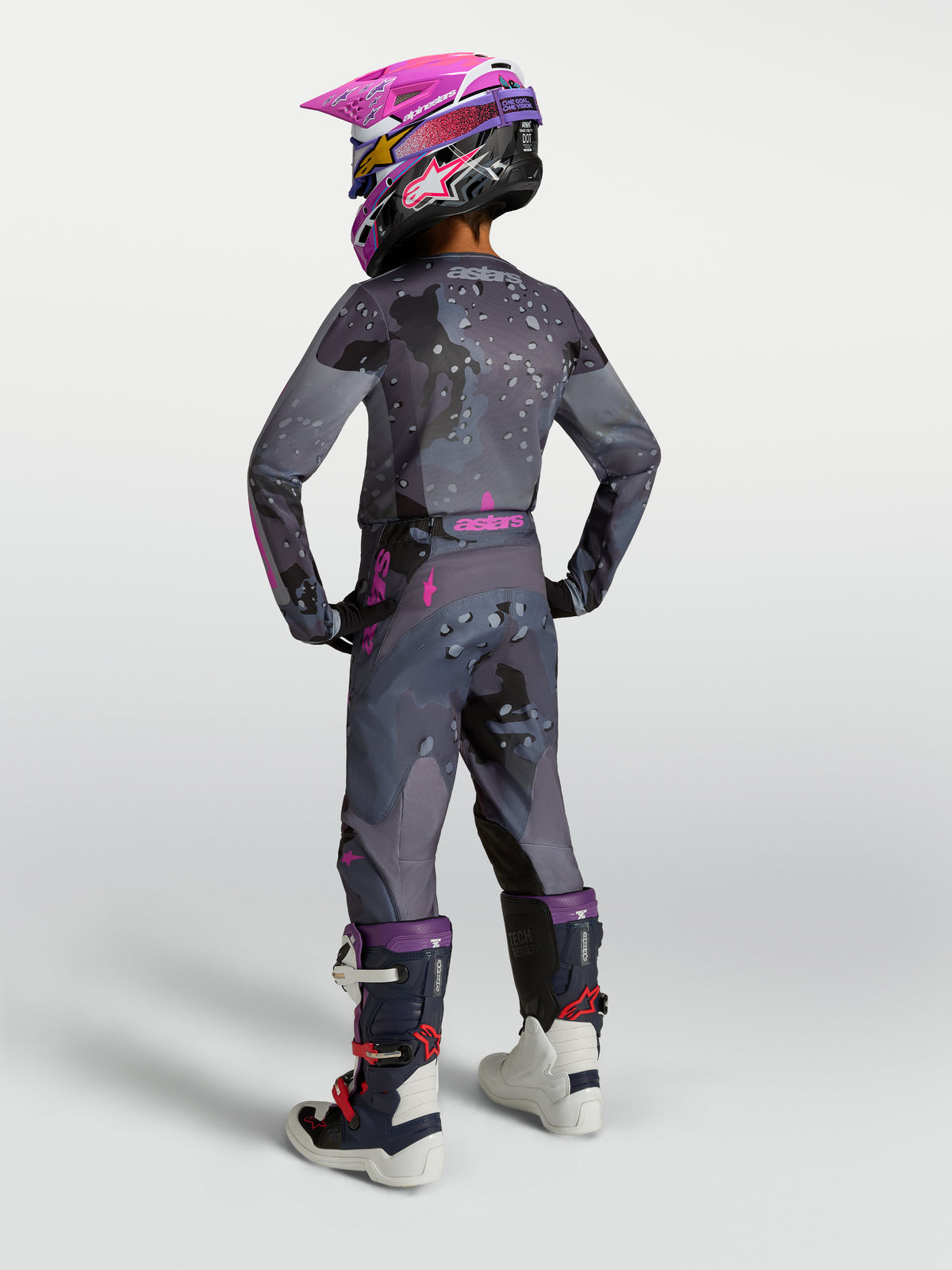 Alpinestars Jeugd Fluid Lone broek, motocrossbroek voor jeugd, grijs camo en paars, gedragen door een model.