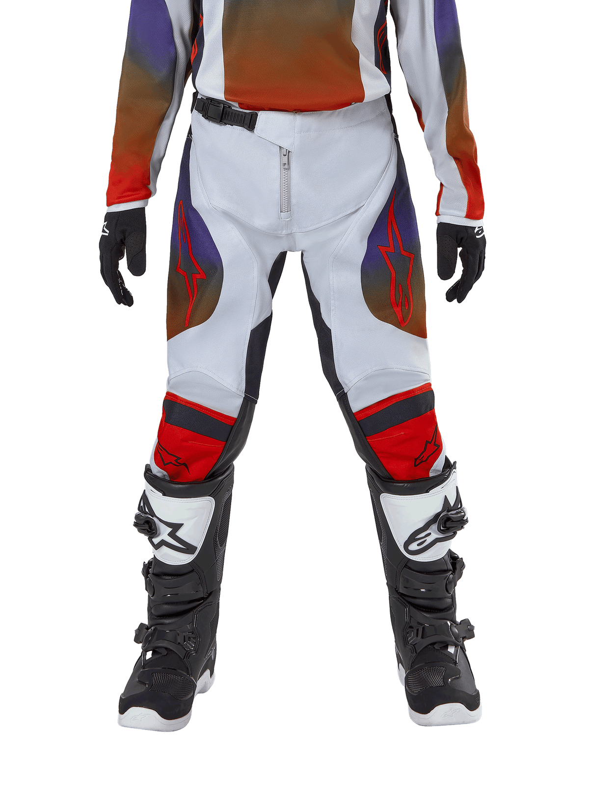 Alpinestars 2024 Youth Racer Hoen crossbroek, motorcross broek, lichtgrijs met feloranje en zwart, gedragen met bijpassende jersey en zwart-witte motorcrosslaarzen, rode Alpinestars-logo's op de dijen en knieën, sportief ontwerp voor off-road racing