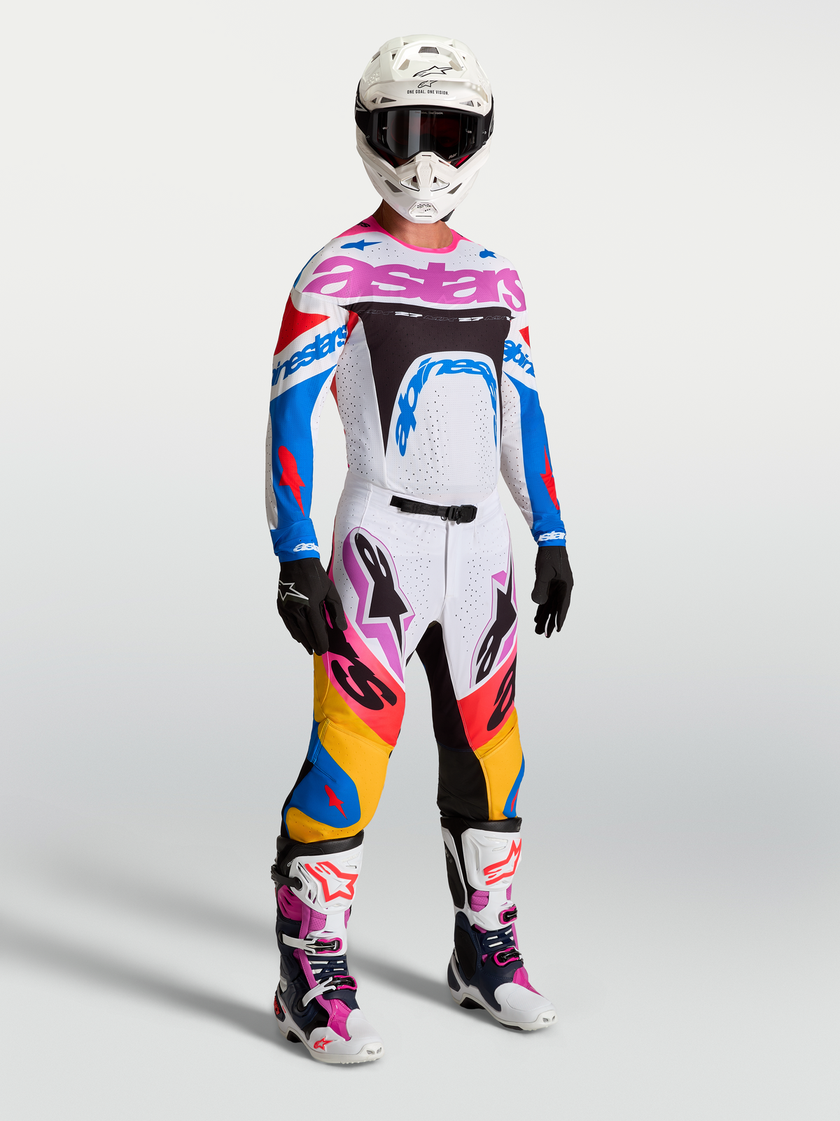 Alpinestars Supertech Dyna uitrustingsset, heren motocross-outfit in wit en blauw met roze accenten op model.