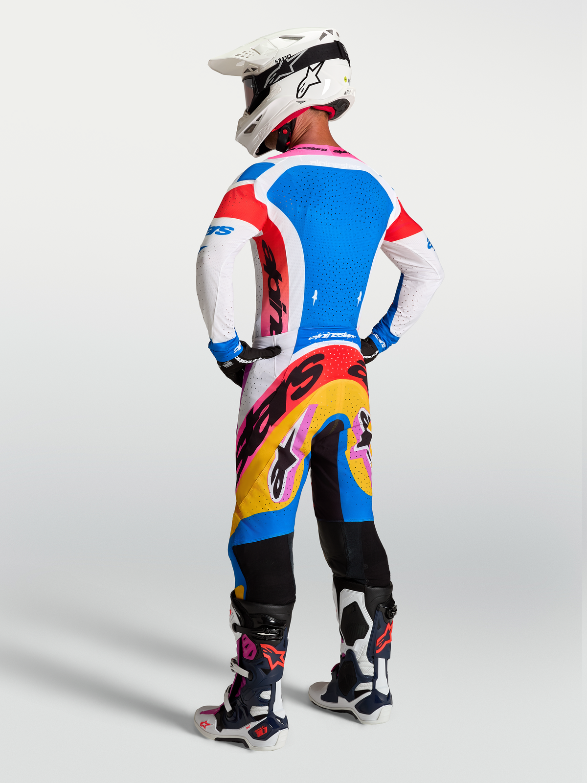 Alpinestars Supertech Dyna gearset, heren-motorcrossuitrusting, blauw en wit, atletische pasvorm, van achteren gezien.